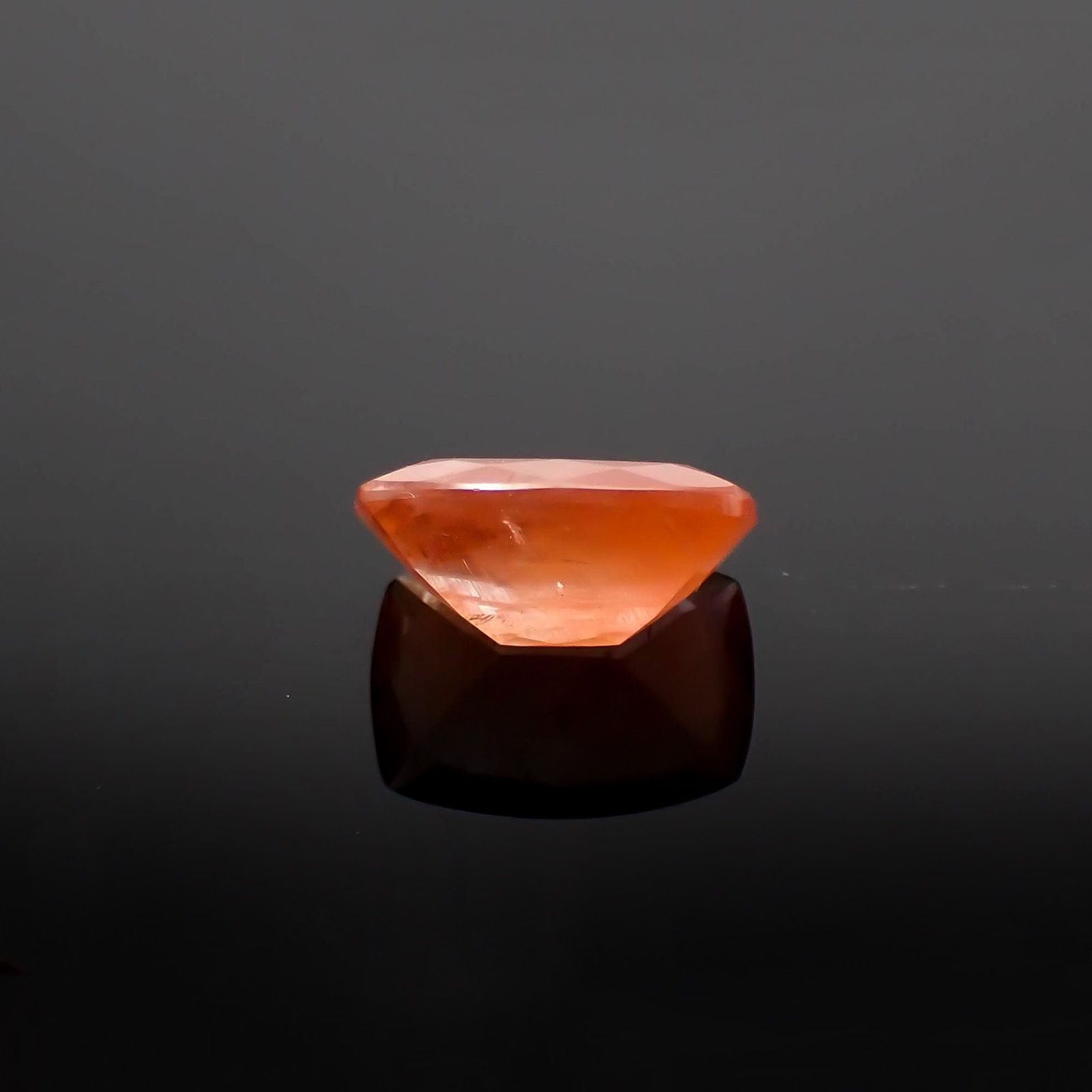 サンストーンスキャポライト(宝石名シーン・スキャポライト)タンザニア産 識別済 4.29ct / 12.8x9.2mm前後 [260819280]