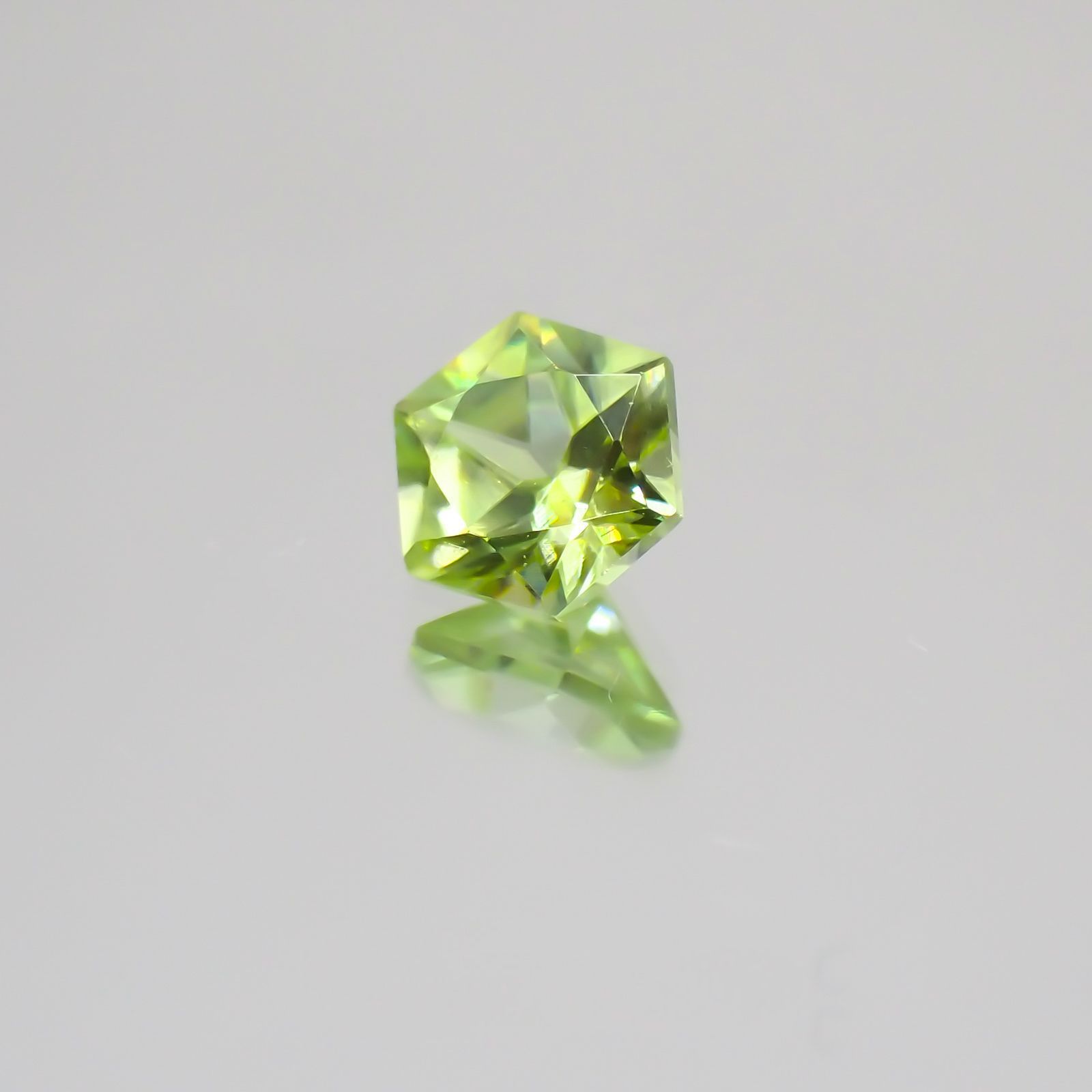 ◇ヘキサゴンカット◇スフェーン(宝石名スフェーン)マダガスカル産 0.56ct 識別済[231224438]4.8x4.8mm前後