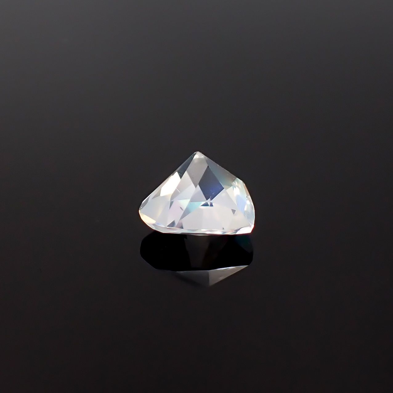 レインボームーンストーン マダガスカル産 0.72ct / 6x5.5mm前後 [260632377]