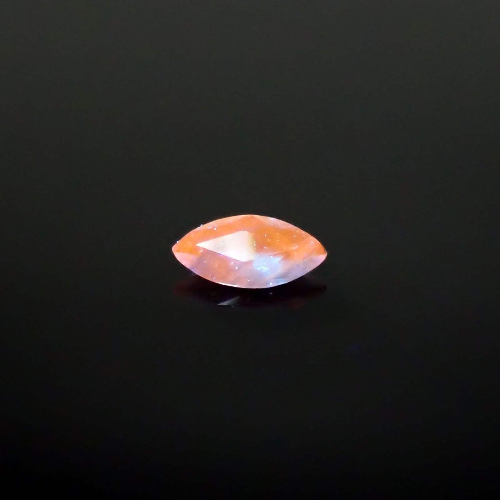 アウイナイト フルオレッセンス(宝石名アウイナイト)ドイツ産 識別済 0.052ct / 4.3x2.1mm前後 [240628310]