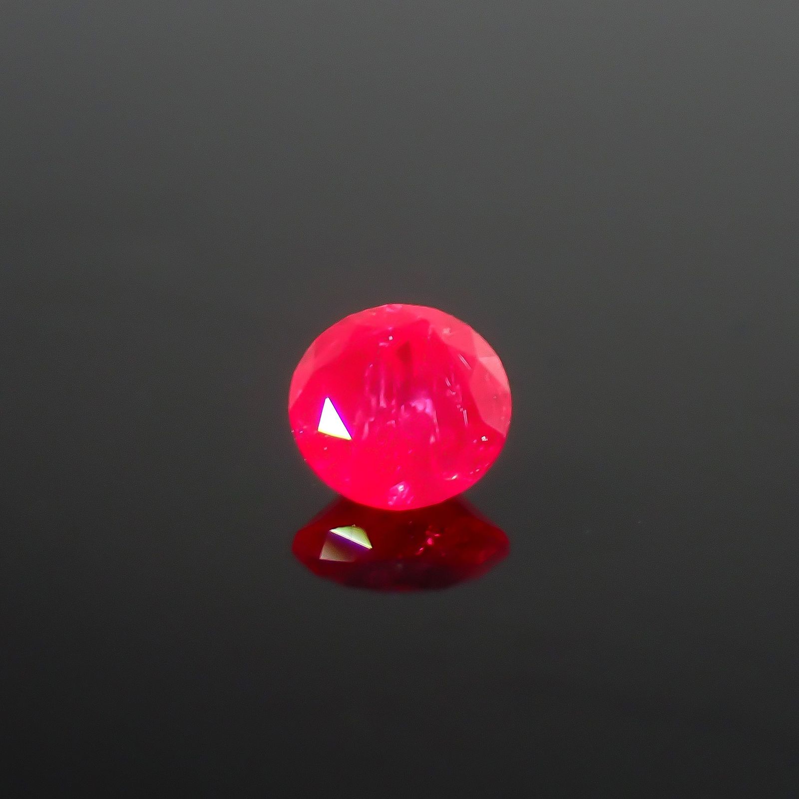 ルビー グリーンランド産 0.14ct / 3x3mm前後 [261033228]