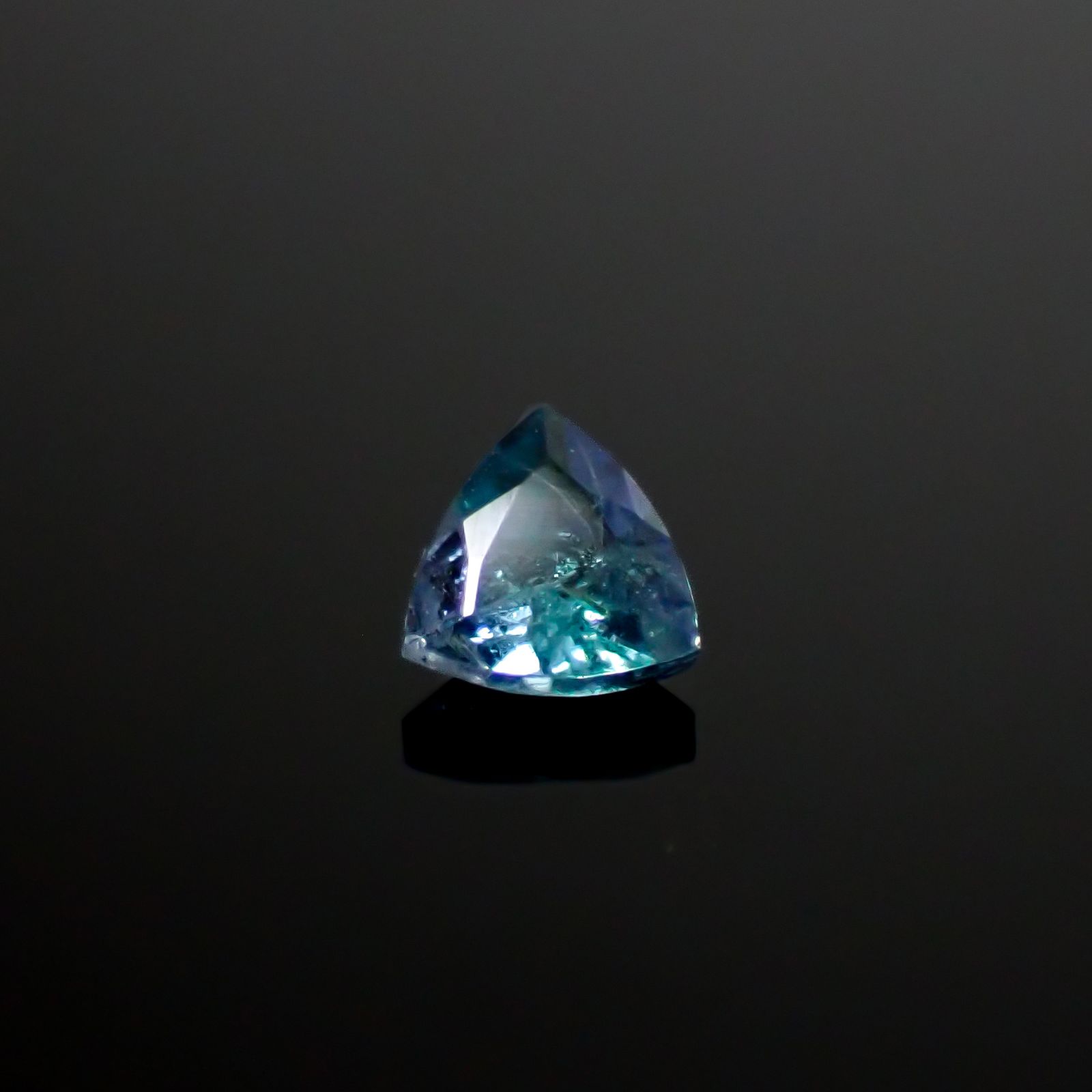 ブルーコーネルピン(宝石名ブルー・コーネルピン)タンザニア産 0.12ct 識別済[240527686]3x3mm前後