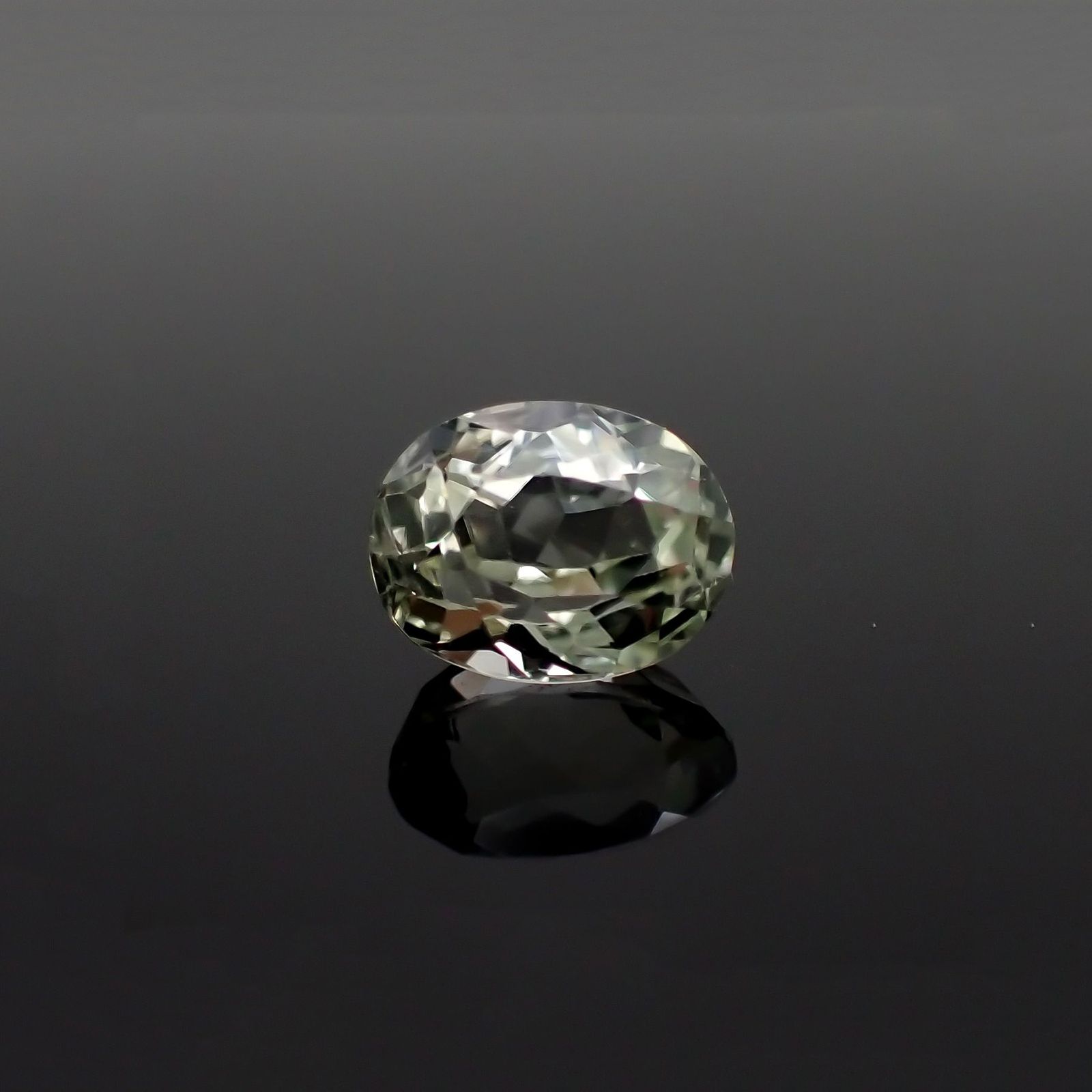 シリマナイト(宝石名シリマナイト)インド産 識別済 1.82ct / 8x6.2mm前後 [221018463]