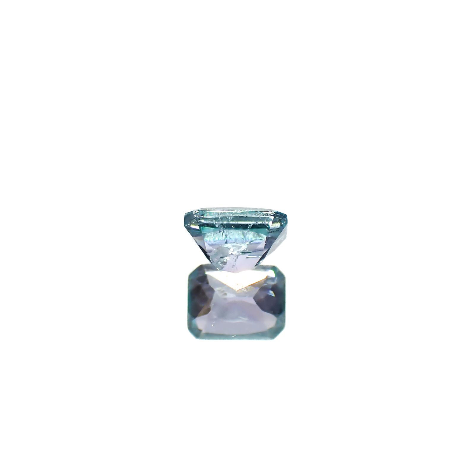 ブルーコーネルピン(宝石名ブルー・コーネルピン)タンザニア産 0.27ct 識別済[240527690]4.1x3.2mm前後
