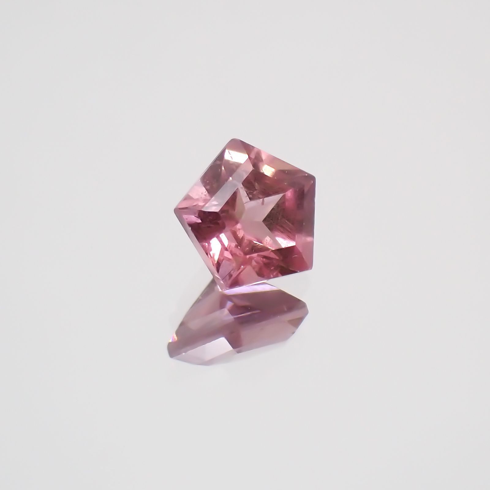 ◇ペンタゴンカット◇マラヤガーネットSA(宝石名ガーネット) タンザニア産 0.32ct 識別済[210210089]4.1×4.3mm前後