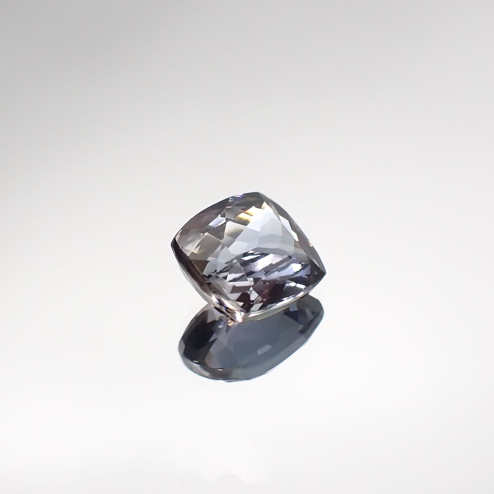 バイカラータンザナイト(宝石名タンザナイト) タンザニア産 2.015ct ソ付(彩珠)[210711828]7.6×6.9mm前後