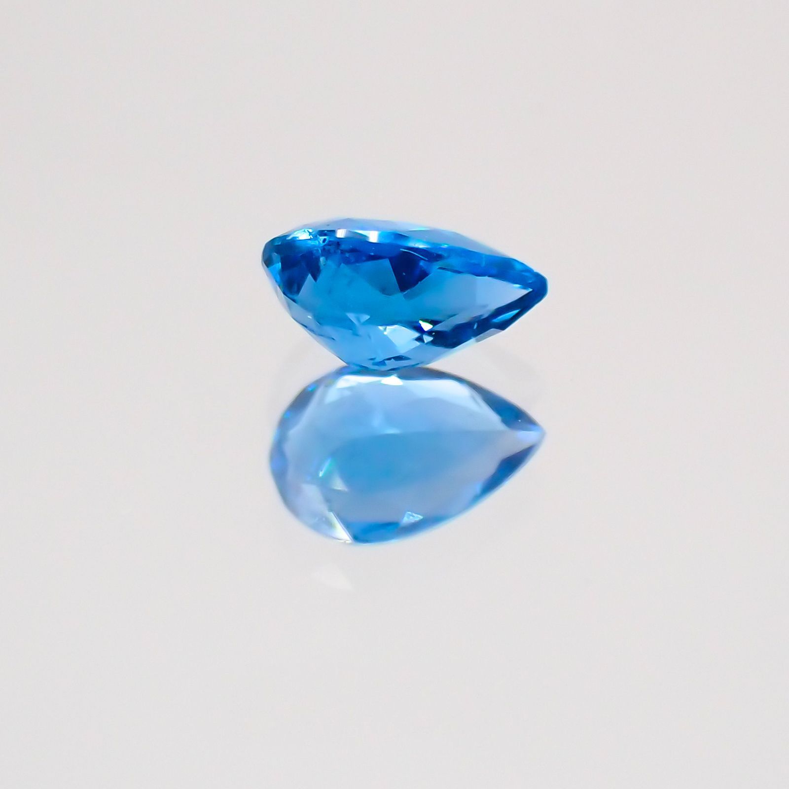 アウイナイト フルオレッセンス(宝石名アウイナイト) ドイツ産 0.156ct ソ付(日独)[21019337]4.5×3.0mm前後