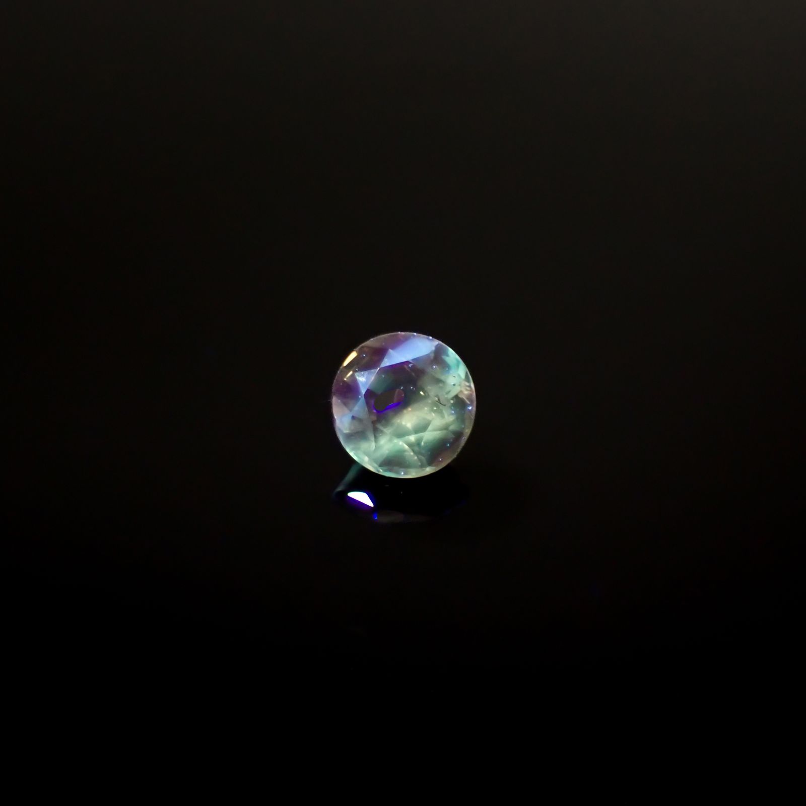アレキサンドライトキャッツアイ ブラジル・ミナスジェライス州ヘマチタ鉱山産 0.15ct[240527431]3.2x3.2mm前後