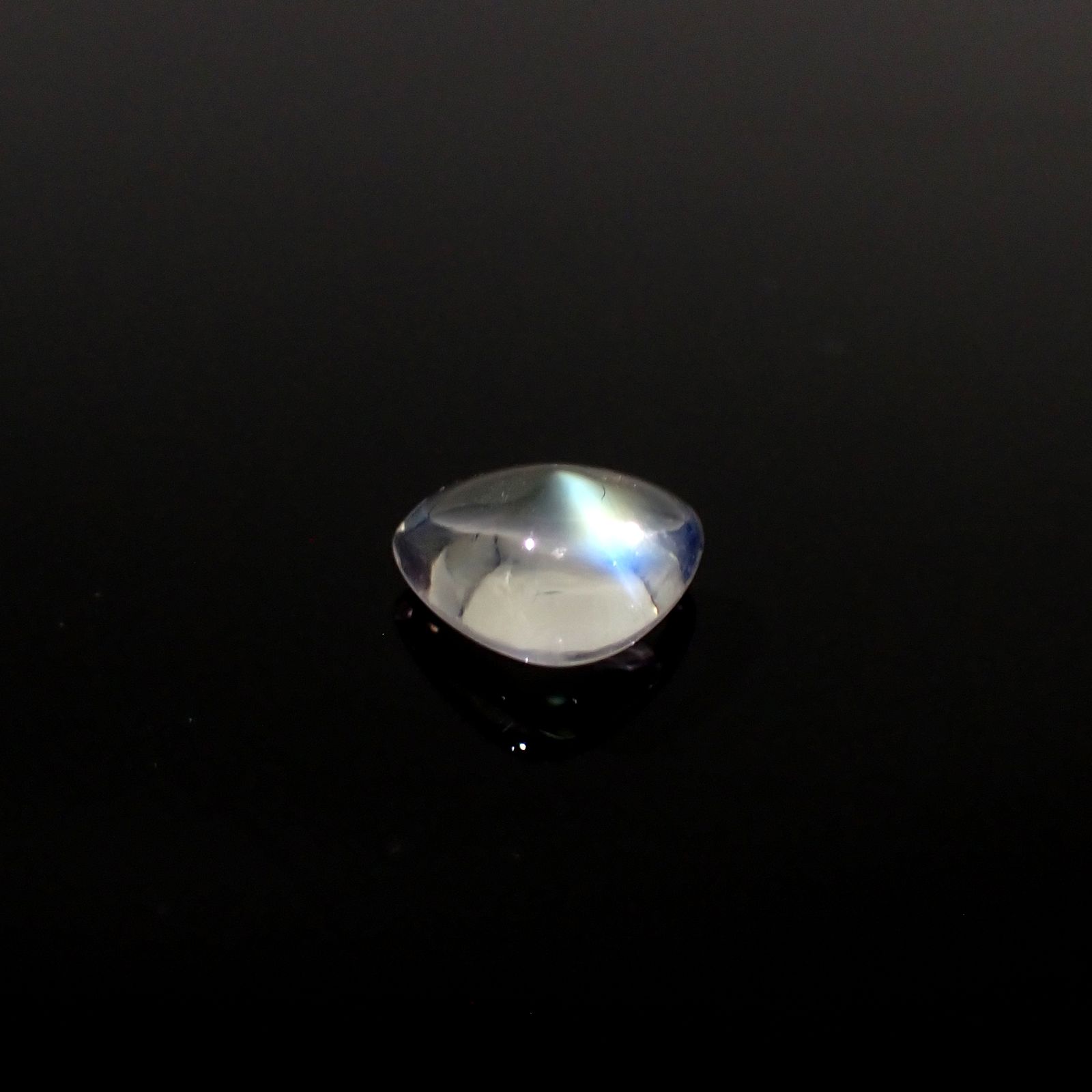 ◇バフカット◇レインボームーンストーン(宝石名ラブラドライト)マダガスカル産 1.570ct ソ付(彩珠)[240427203]8.5x7.5mm前後