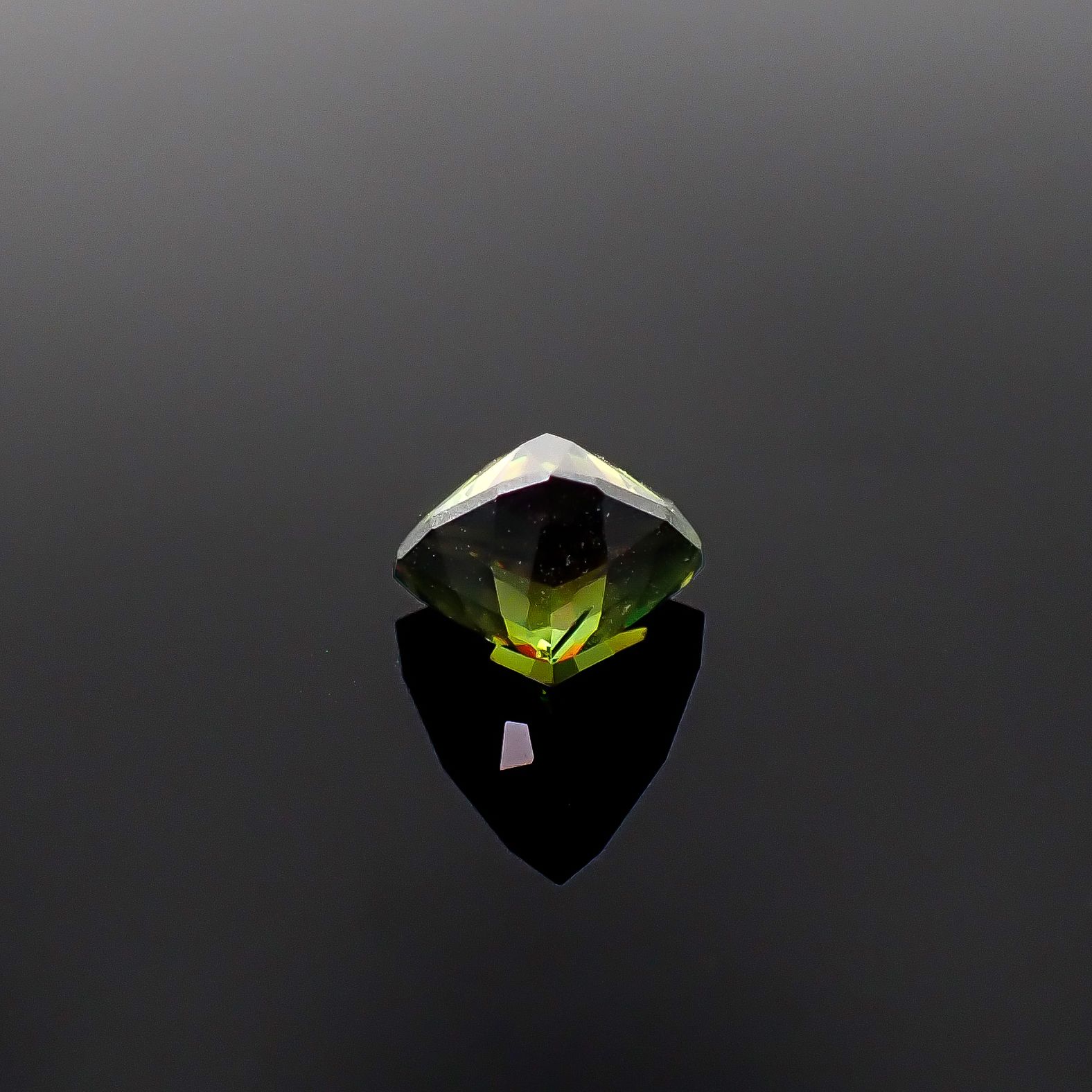 グリーンスファレライト ブルガリア産 2.72ct / 8.3x8.5mm前後 [260231779]