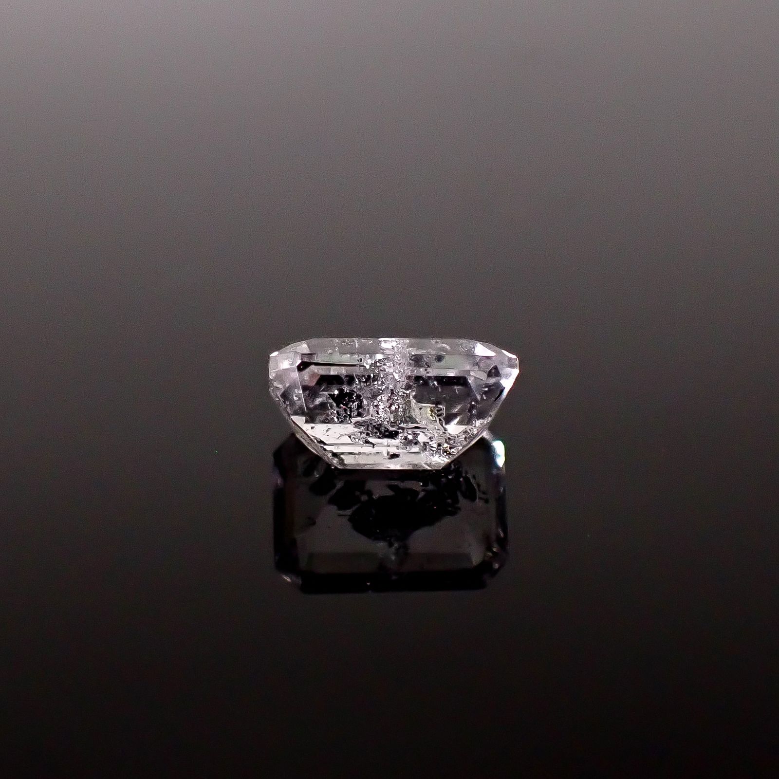 グラファイトインクォーツ ブラジル産 2.52ct / 9.6x7mm前後 [260331936]