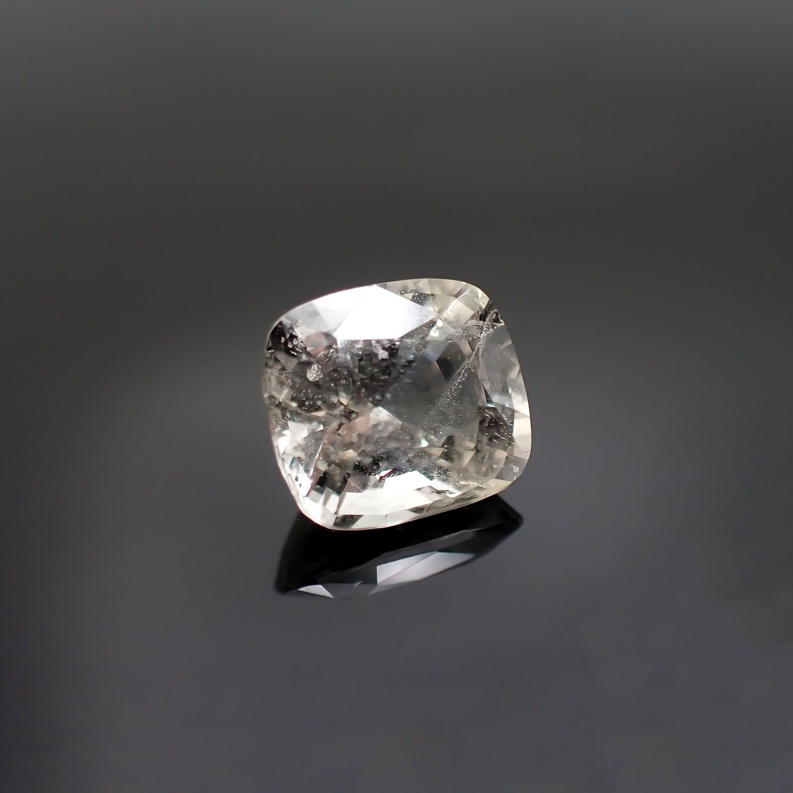 ジェレメジェバイト(宝石名エレメージェバイト) ビルマ産 2.583ct ソ付(彩珠)[19111877]7.5×8.6mm前後
