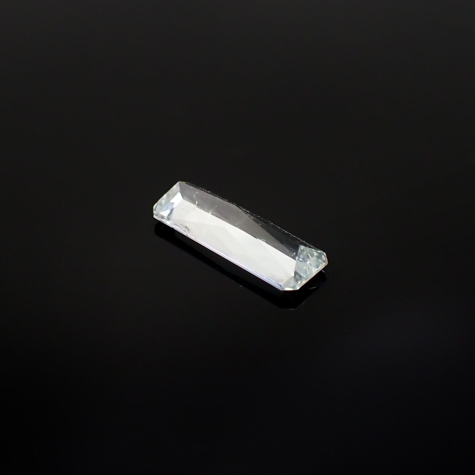 ジェレメジェバイト(宝石名エレメジェバイト)ナミビア産 ソ付(彩珠) 3.221ct / 16x5.8mm前後 [220616458]