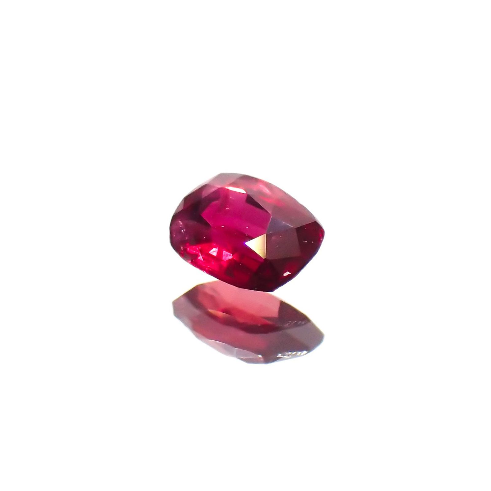 ルビー 非加熱 マダガスカル産 0.25ct / 4.2x3.1mm前後 [230622343]