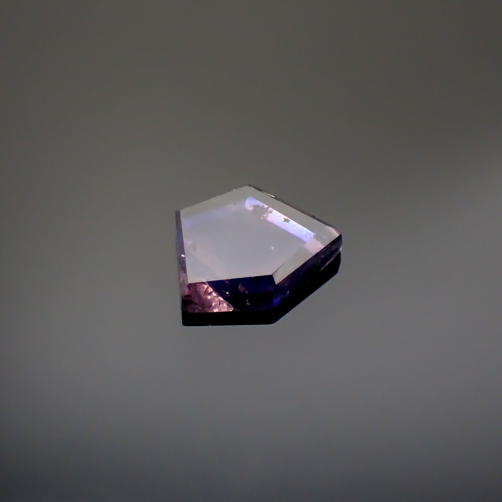 ◇カスタムカット◇ウィンザーサファイア(宝石名サファイア)タンザニア・ウィンザー産 0.92ct 識別済[220515948]7.6x6.2mm前後