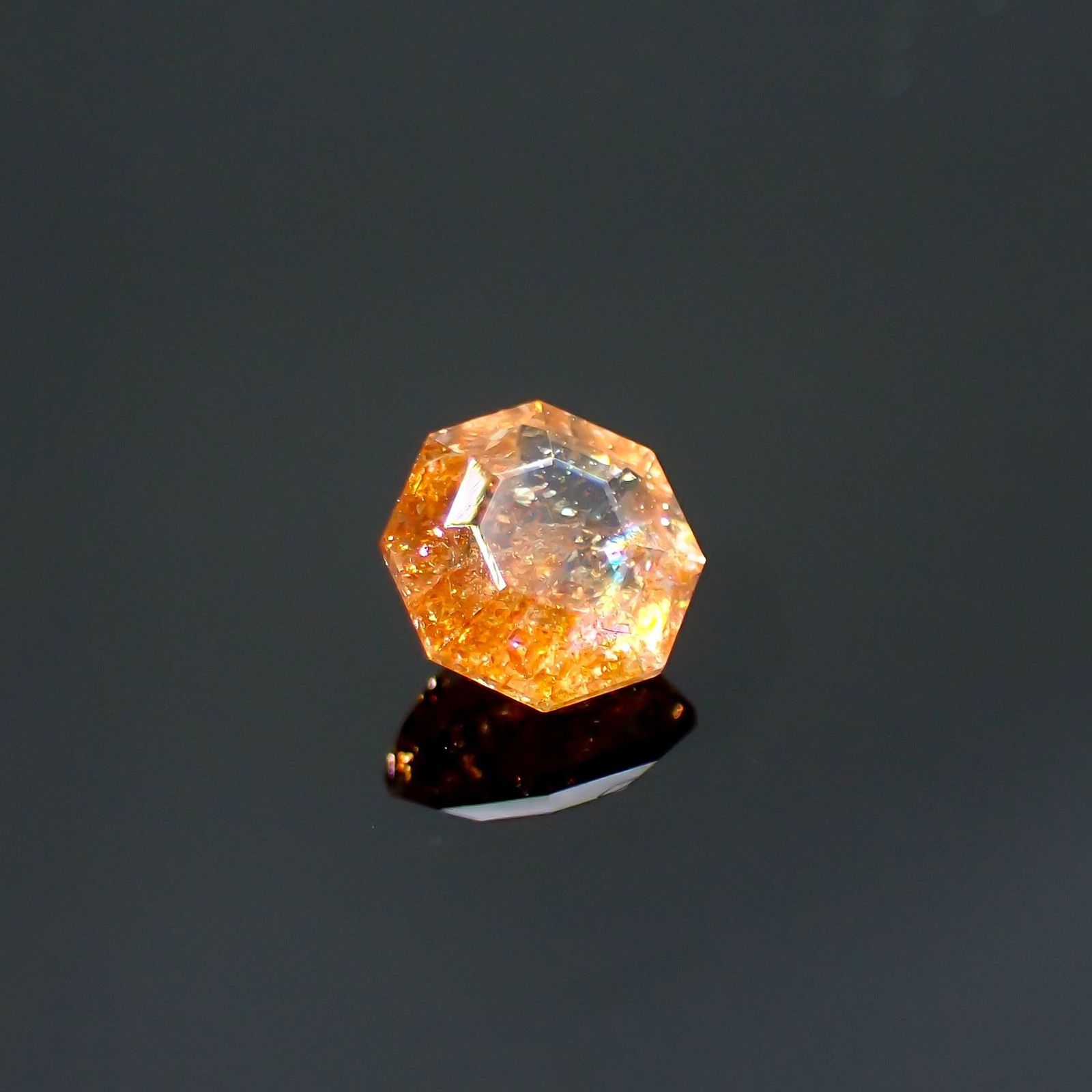 ◇オクタゴンカット◇イリュージョンサンストーン インド産 0.61ct / 5.3x5.2mm前後 [260215486]