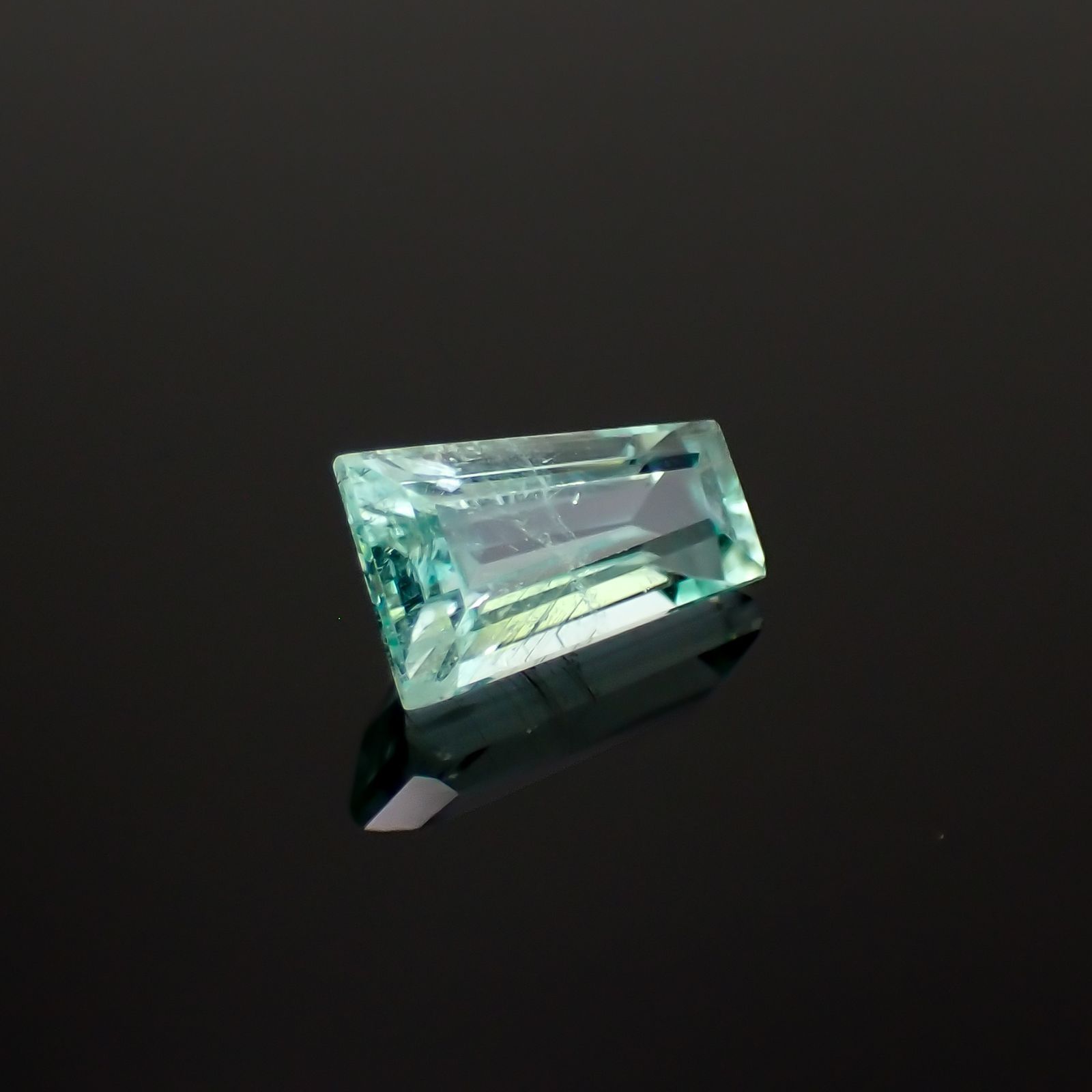 パライバトルマリン(宝石名トルマリン/別名パライバ・トルマリン)モザンビーク産 識別済 1.17ct / 8.3x4.9mm前後 [230421882]