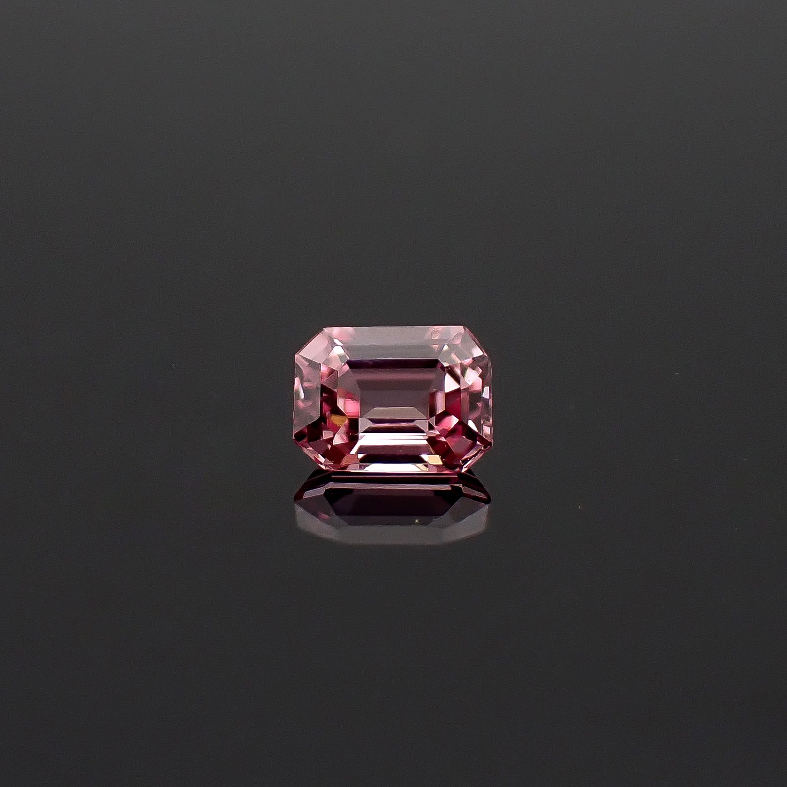 パパラチャサファイア(宝石名サファイア/別名パパラチャ・サファイア)スリランカ産 DGL鑑付 0.248ct / 3.98x3.04mm前後 [260632265]