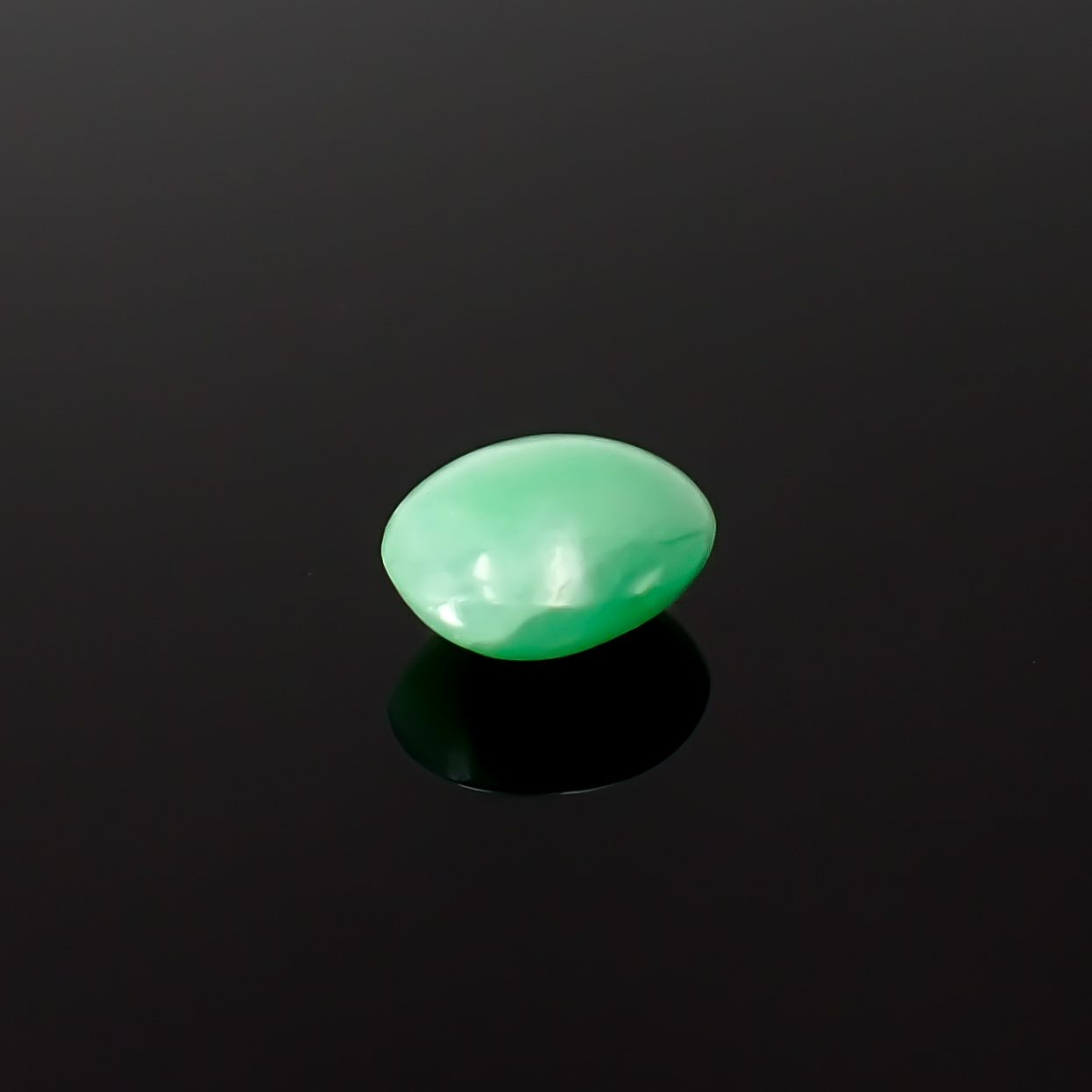 翡翠 ビルマ産 0.68ct / 5.9x5.2mm前後 [260532116]