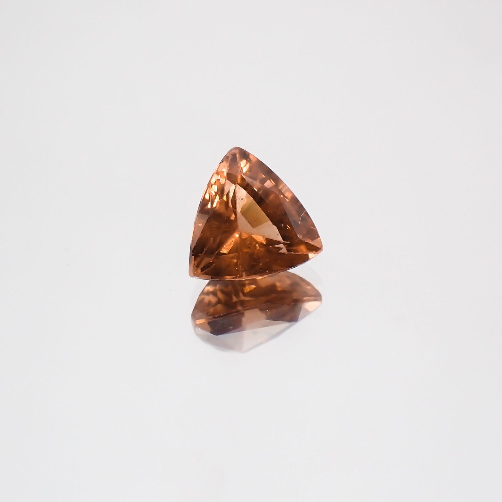 カラーチェンジマラヤガーネット(宝石名ガーネット) タンザニア産 1.21ct 識別済[21019641]6.5×6.5mm前後