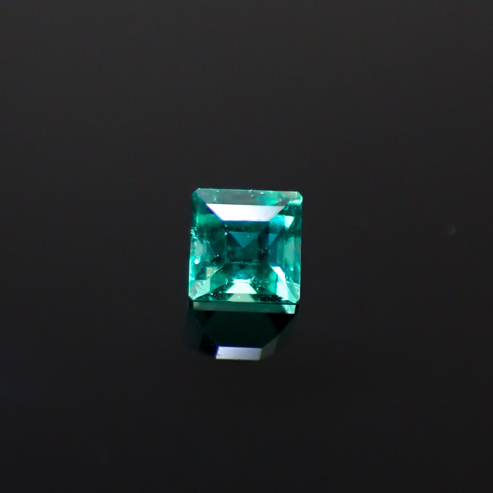 ノンオイルエメラルド ロシア産 0.041ct [250229875]1.9x1.9mm前後
