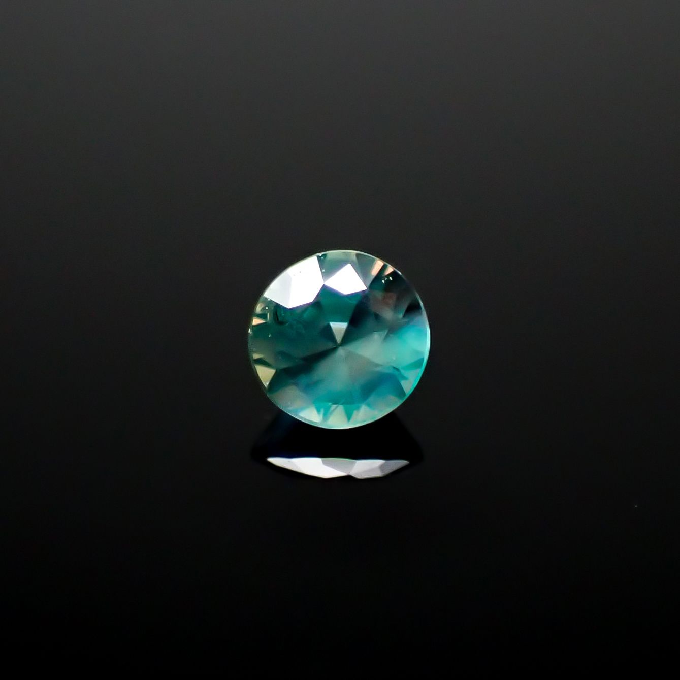 アレキサンドライトキャッツアイ ブラジル・ミナスジェライス州ヘマチタ鉱山産 0.077ct[240929040]2.5x2.5mm前後