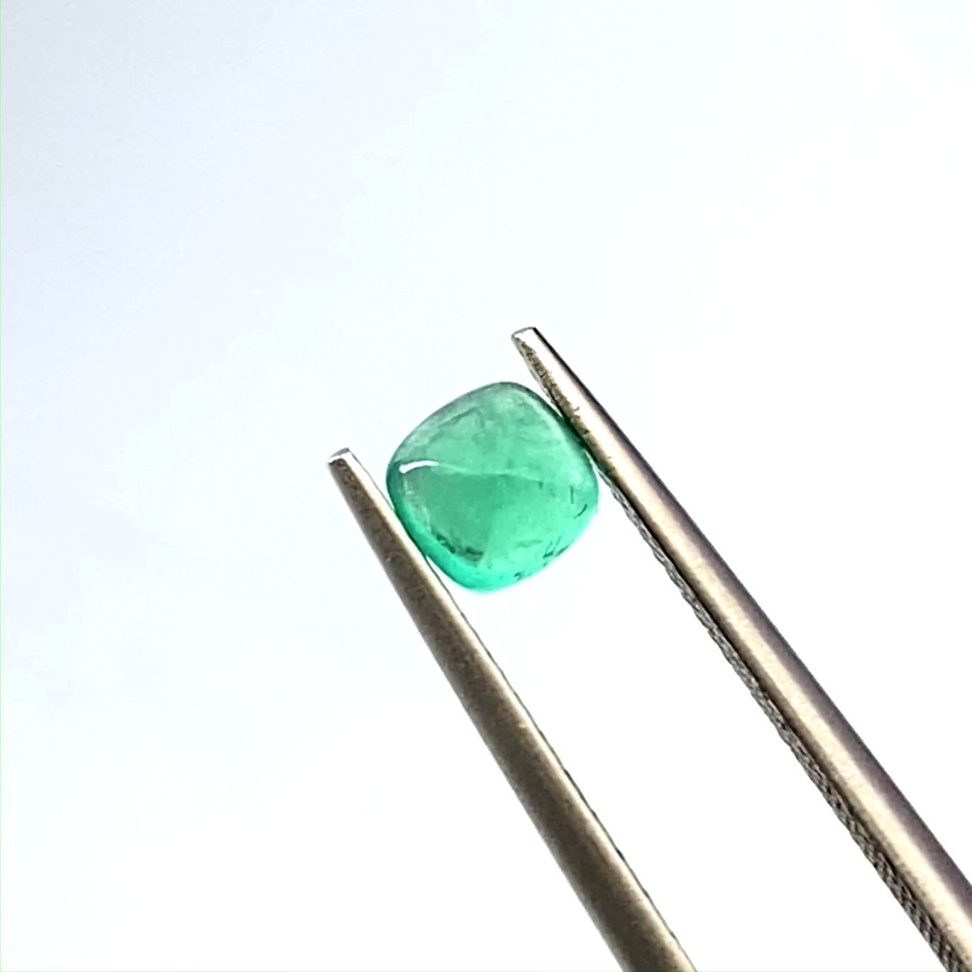 ◇シュガーローフカット◇エメラルド(宝石名エメラルド