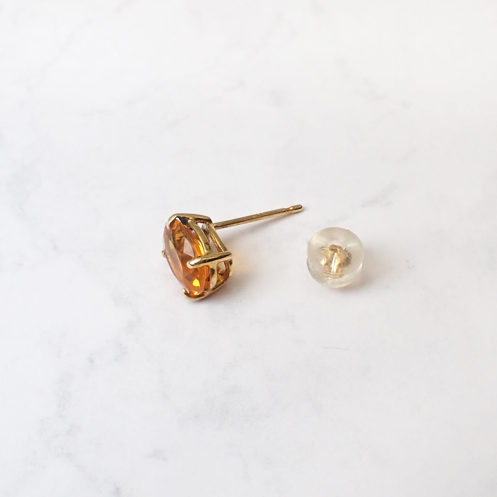 ◇K18ピアス◇ ファイヤーオパール 約0.80ct | オーバル/つやあり仕上げ (片耳用・キャッチ付き) 6×8mm [241229428]