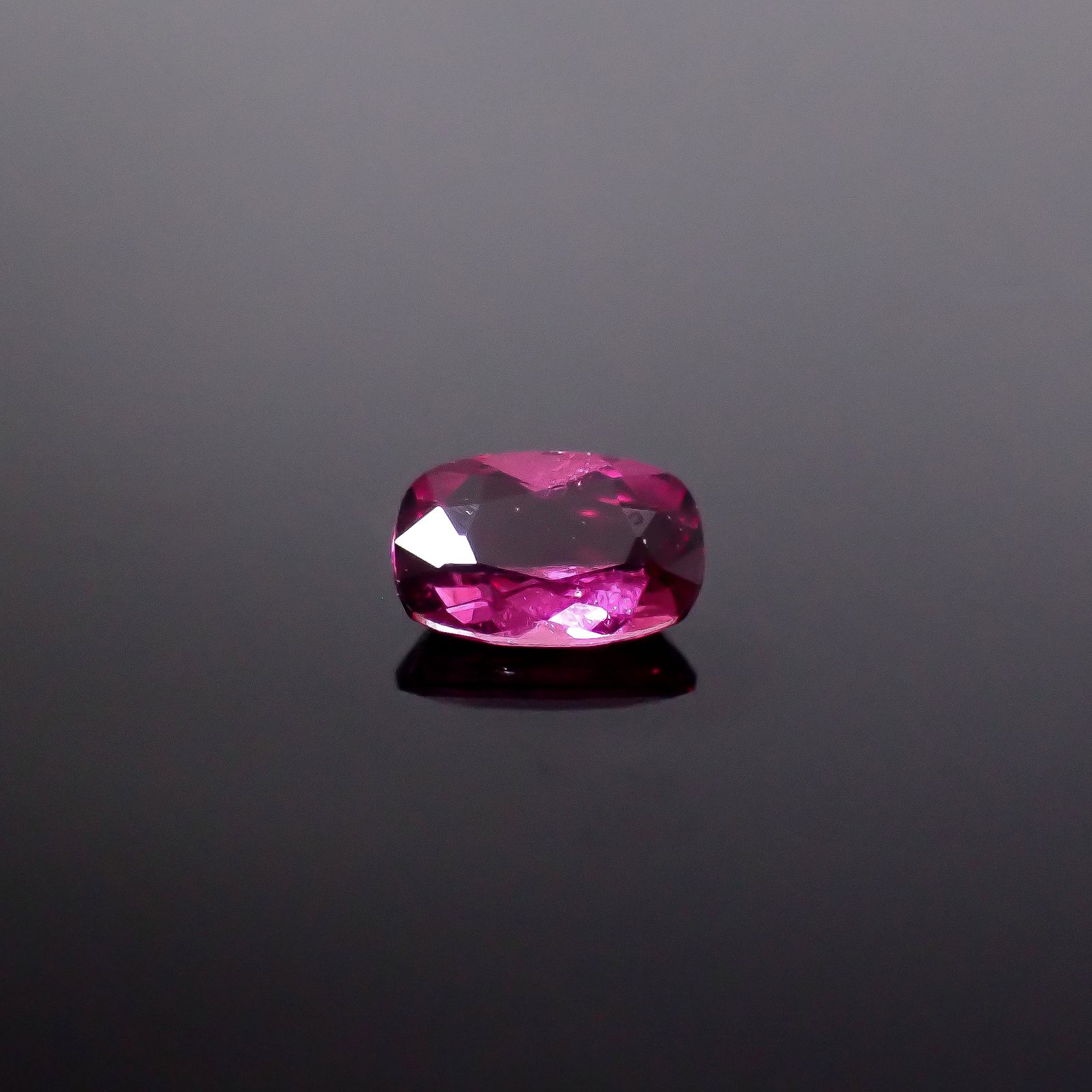 グレープガーネット(宝石名ガーネット)ブラジル産 識別済 0.54ct / 6x3.9mm前後 [250931144]