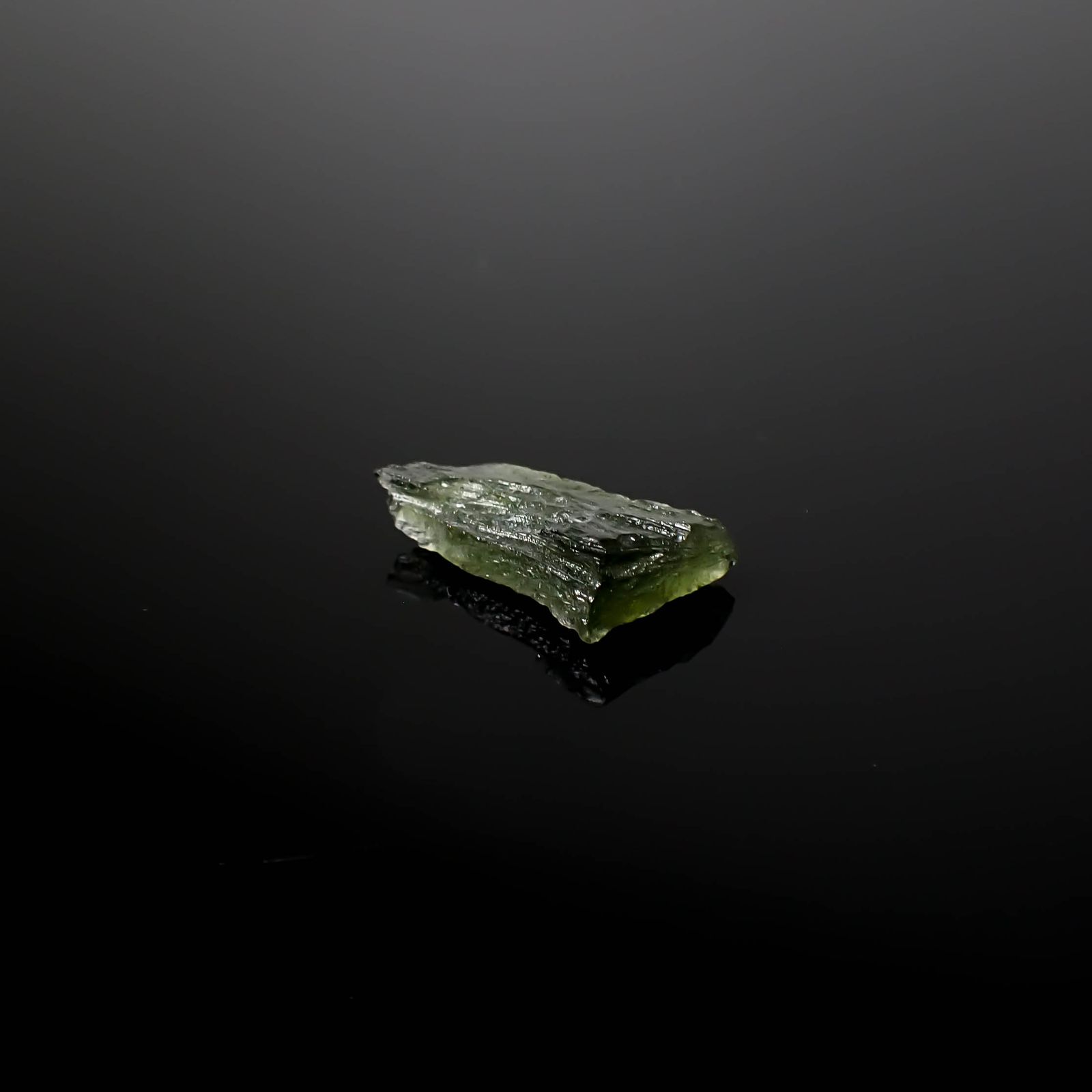 モルダバイト 原石 発見地：旧チェコスロバキア 5.57ct [241029293]10.2x19mm前後