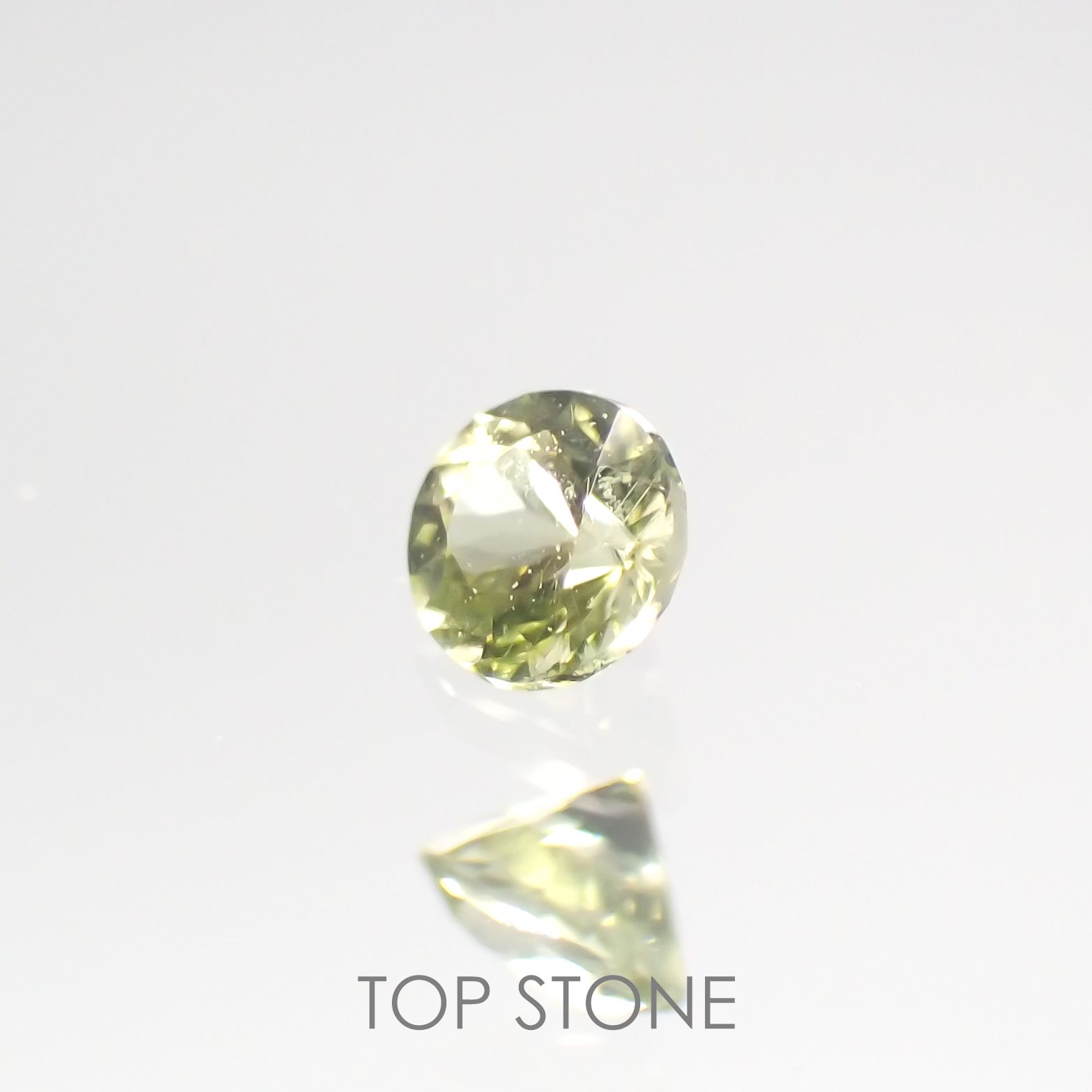 パラサイティックペリドット(宝石名ペリドット) 採取地：ロシア 0.033ct 識別済[210812869]1.7×1.7mm前後