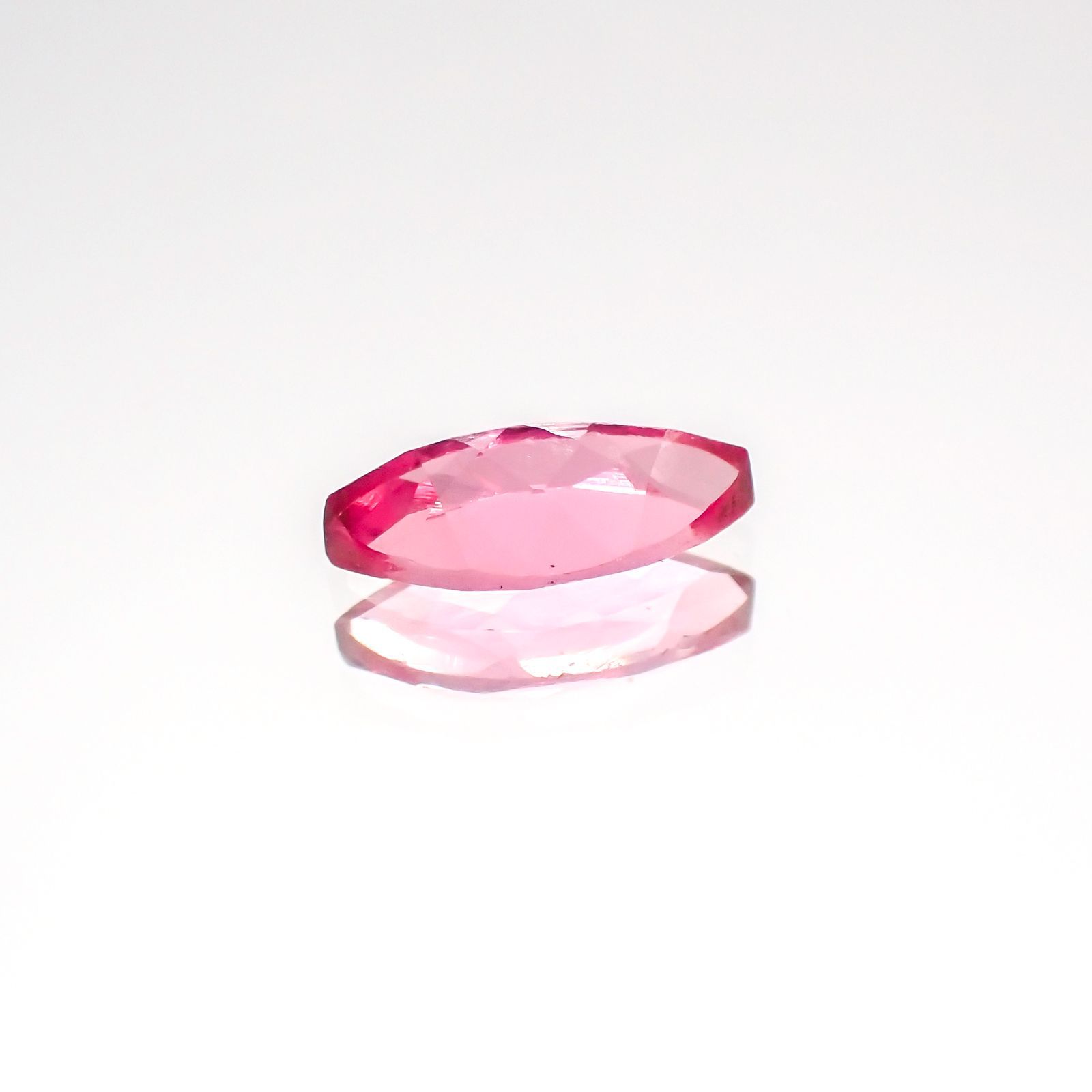 ホットピンクスピネル(宝石名ピンク・スピネル)タンザニア産 0.44ct 識別済[230823042]7.2x3.5mm前後