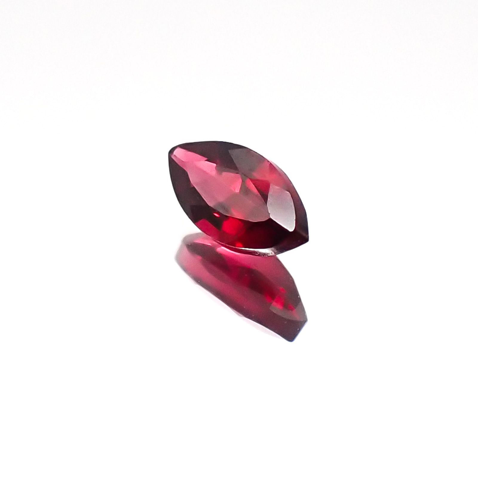 レッドスピネル(宝石名レッド・スピネル)タンザニア産 0.19ct 識別済[231124097]4.8x2.6mm前後