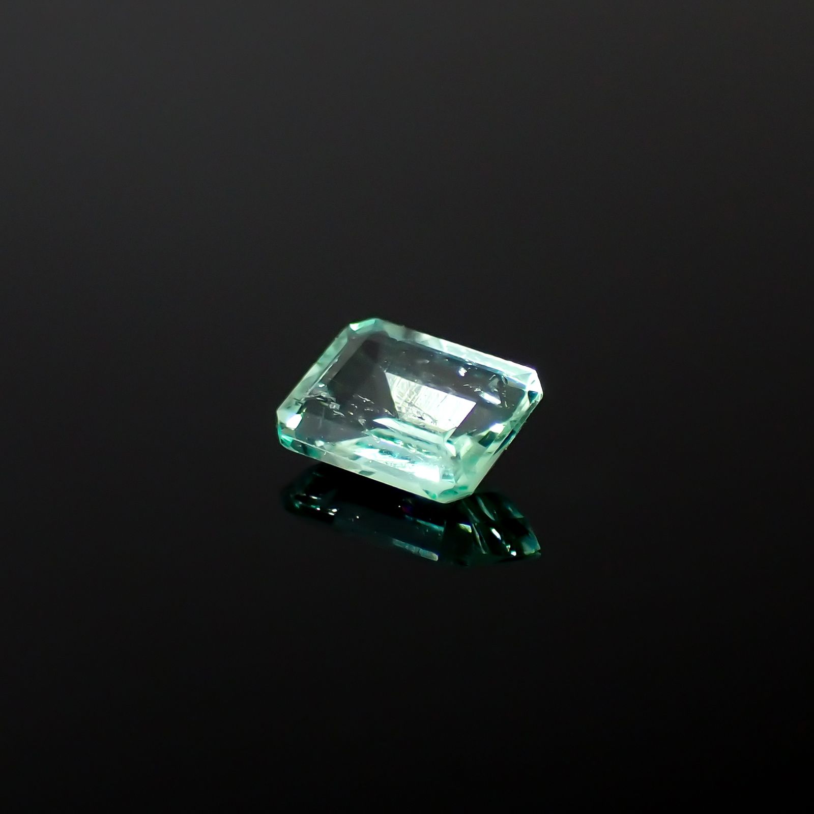 パステルカラーエメラルド コロンビア産 0.41ct[240225959]5.7x4.1mm前後