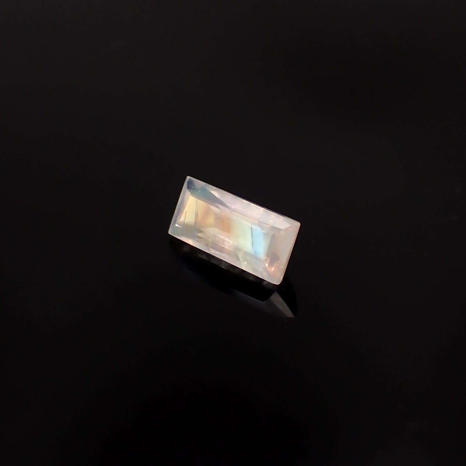 レインボームーンストーン インド・ビハール産 3.33ct / 13.2x6mm前後 [260431967]