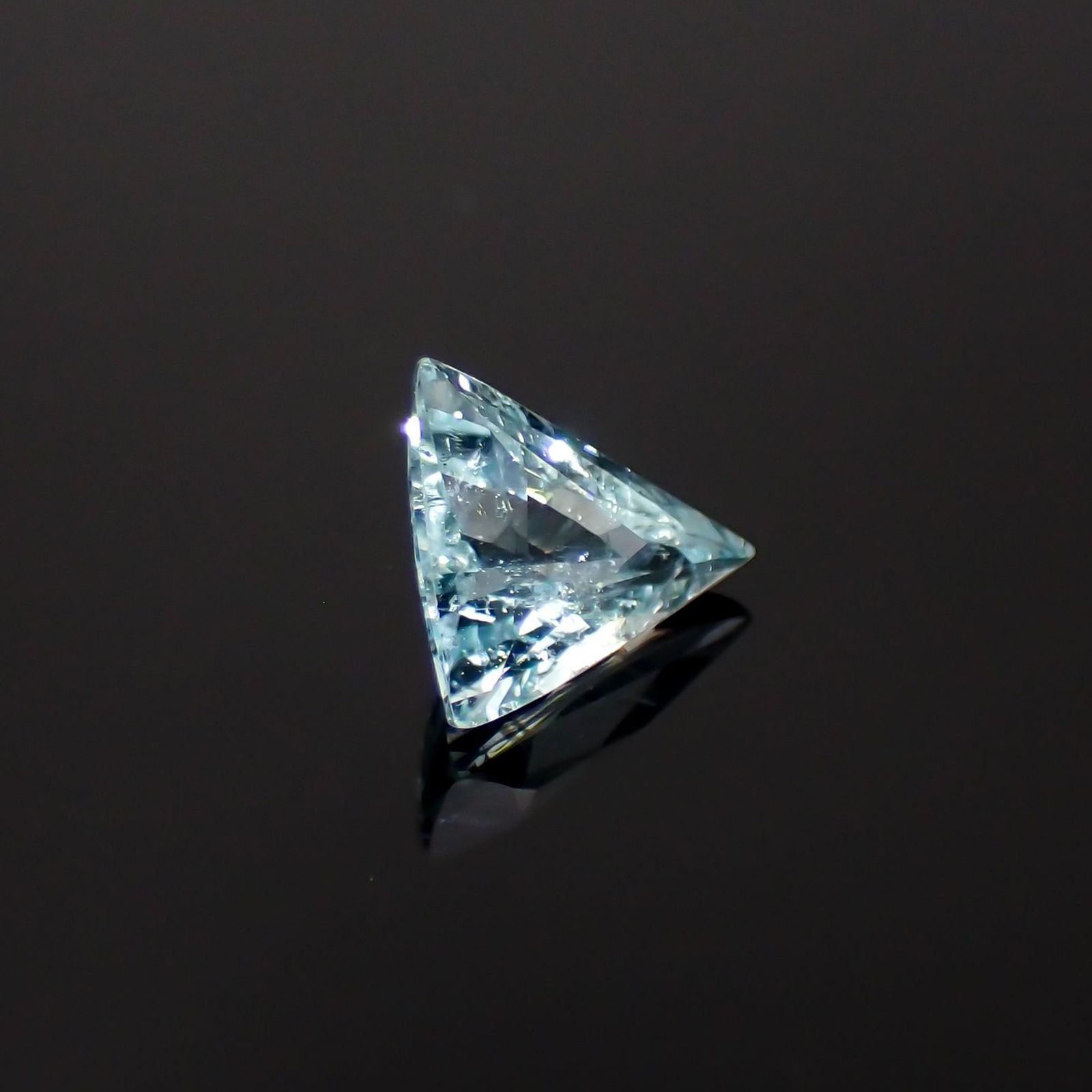 パライバトルマリン(宝石名トルマリン/別名パライバ・トルマリン)モザンビーク産 識別済 0.79ct / 7.4x6.7mm前後 [230522240]
