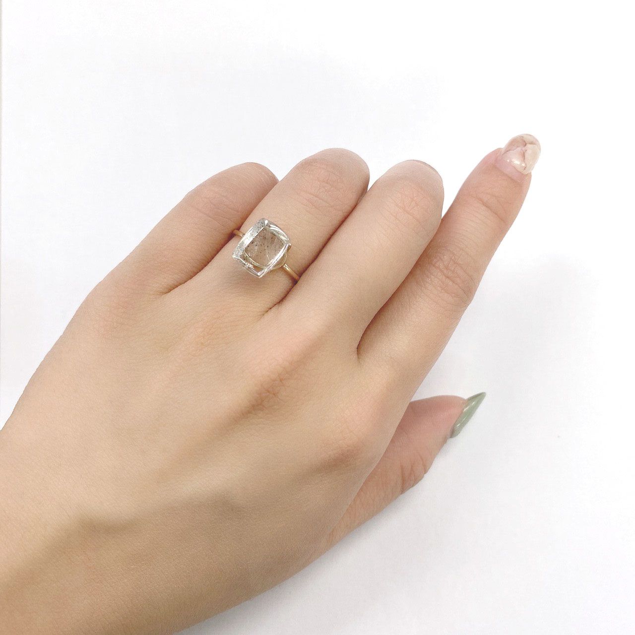 ティンカーベルクォーツ ブラジル産 4.17ct[210410497]10.8×8.3mm前後