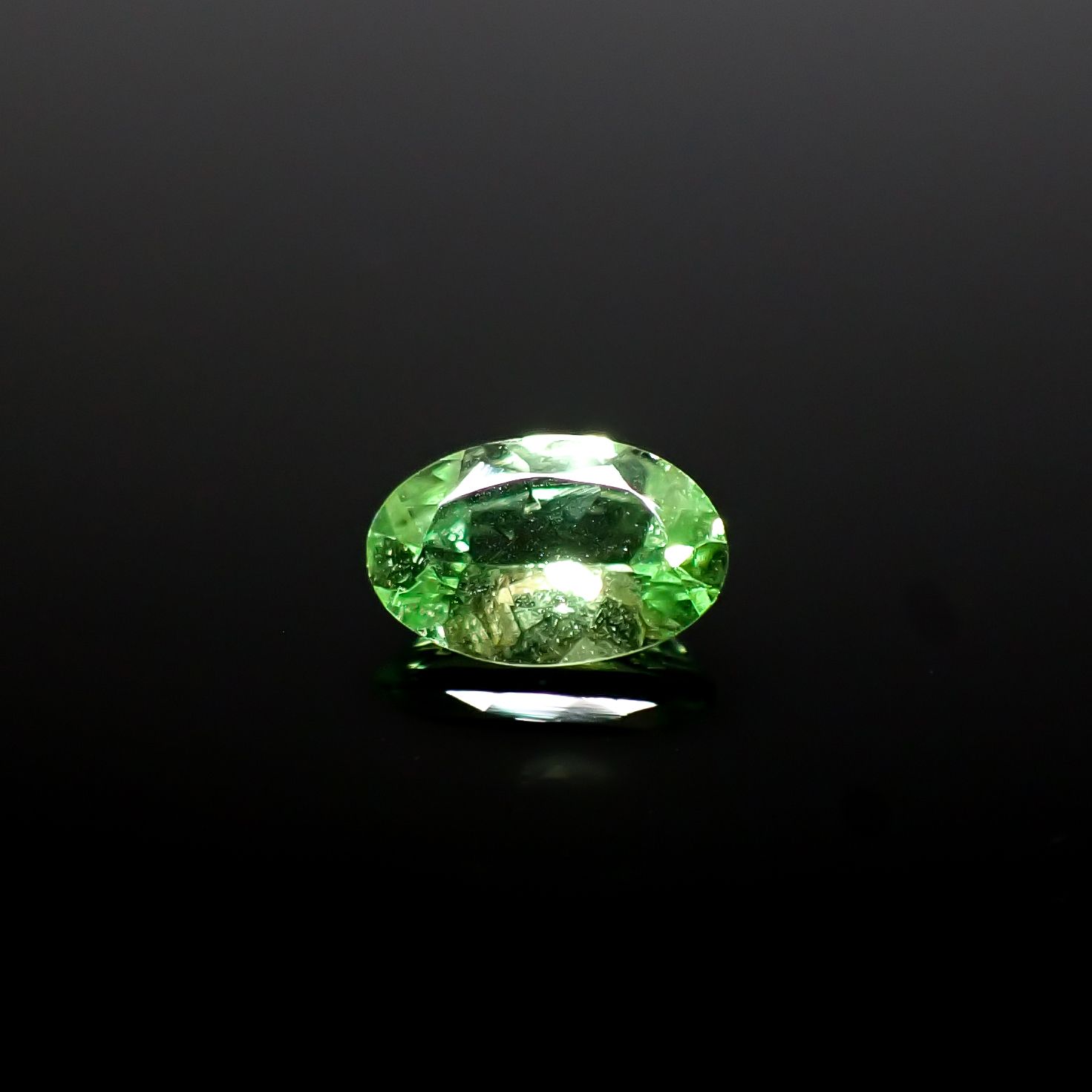 ミントガーネット(宝石名ガーネット)タンザニア産 0.47ct 識別済[241229607]6.2x3.9mm前後