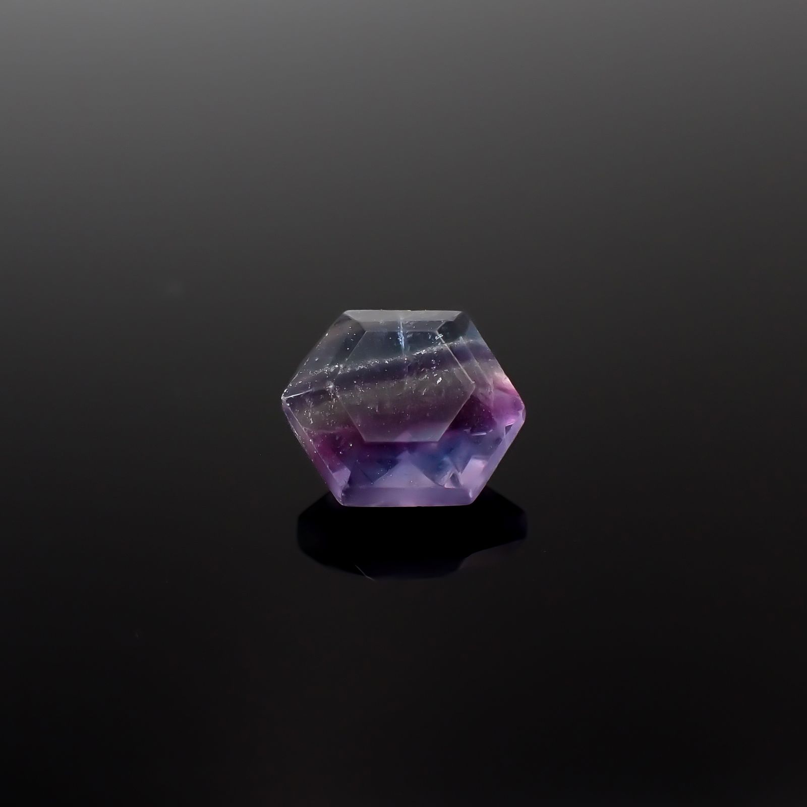 ◇ヘキサゴンカット◇パーティカラーフローライト フルオレッセンス 中国産 2.64ct[240628189]8.3x8mm前後