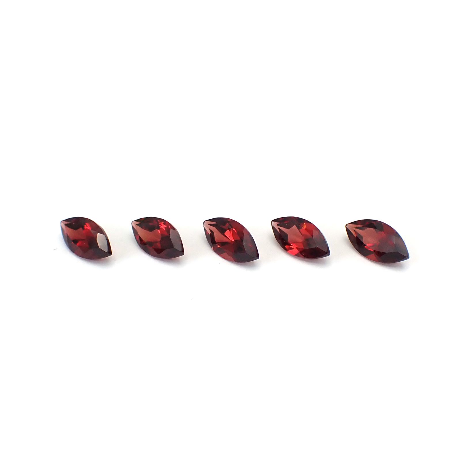◇ランダムセレクト◇パイロープアルマンディンガーネット モザンビーク産 約0.64ct / 8.1x4mm前後 [260532217]