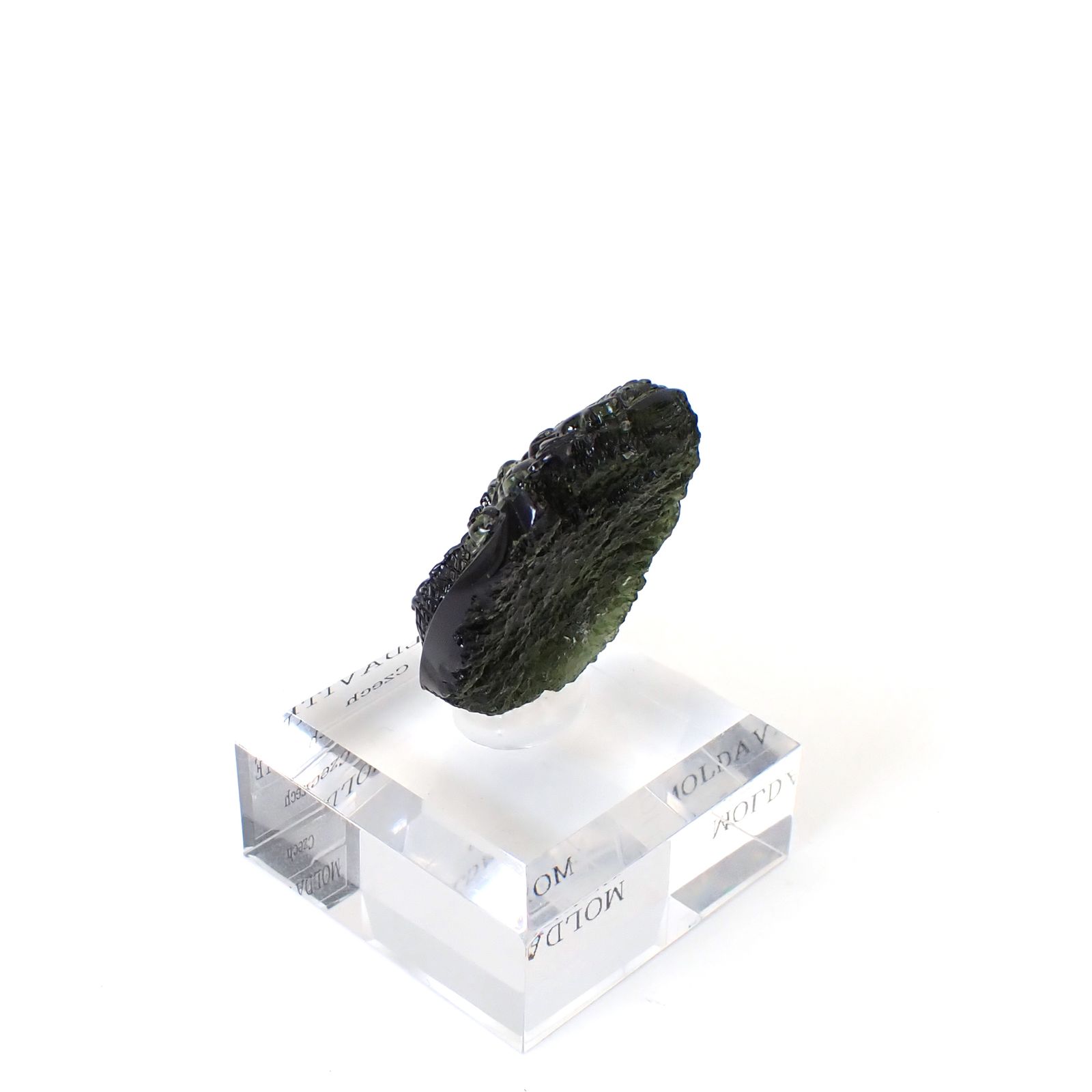 ◇龍彫刻◇モルダバイト 発見地:旧チェコスロバキア アクリル台座付き 77.90ct(15.58g) / 13.9x29.7x41.7mm前後 [260632497]