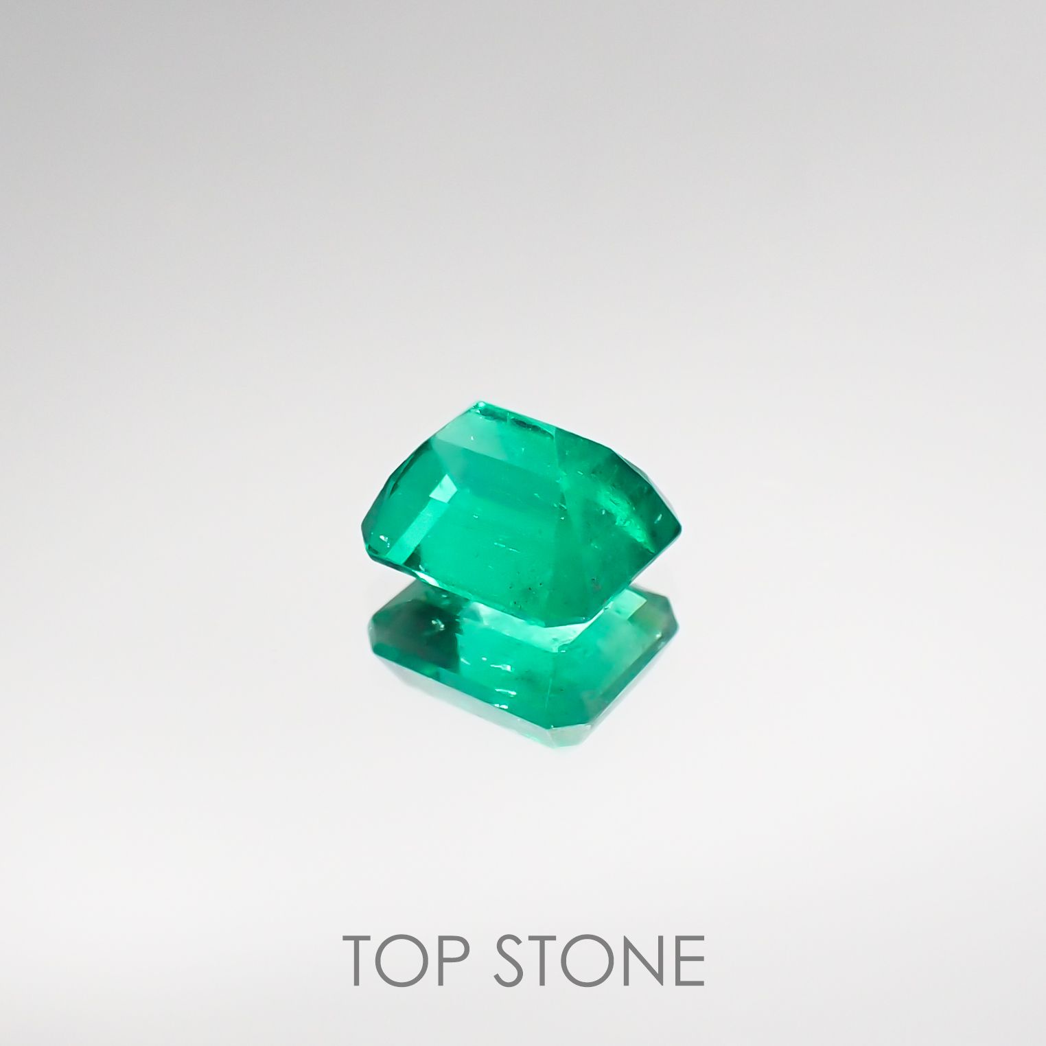 エメラルド コロンビア産 ルース 0.59ct[210711686]5.4×4.6mm前後