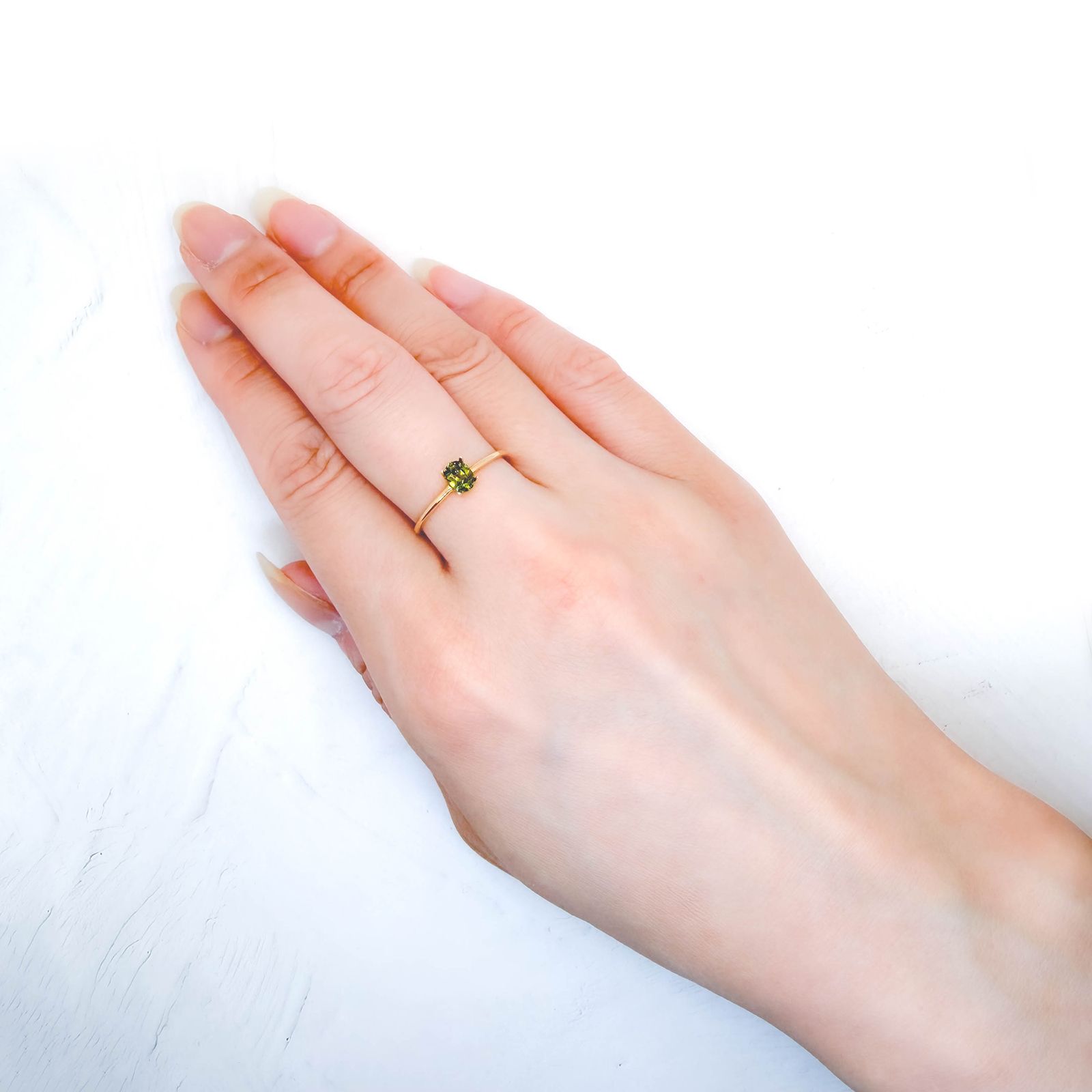 カラーチェンジスフェーン パキスタン産 0.38ct / 5.1x3.9mm前後 [260632436]