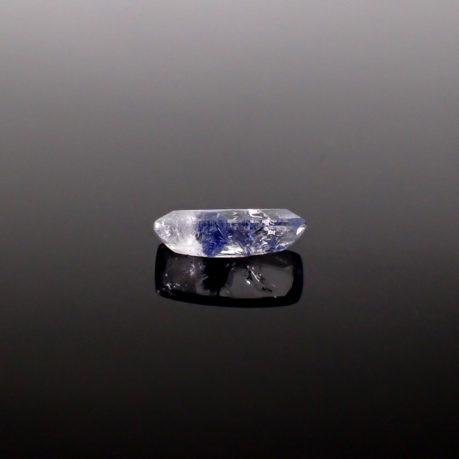 デュモルチェライトインクォーツ ブラジル産 0.95ct / 9.7x4.7mm前後 [260331845]