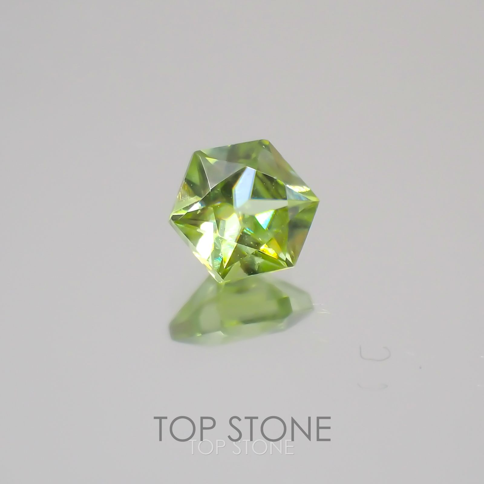 ◇ヘキサゴンカット◇スフェーン(宝石名スフェーン) マダガスカル産 0.35ct 識別済[21029417]4×4mm前後
