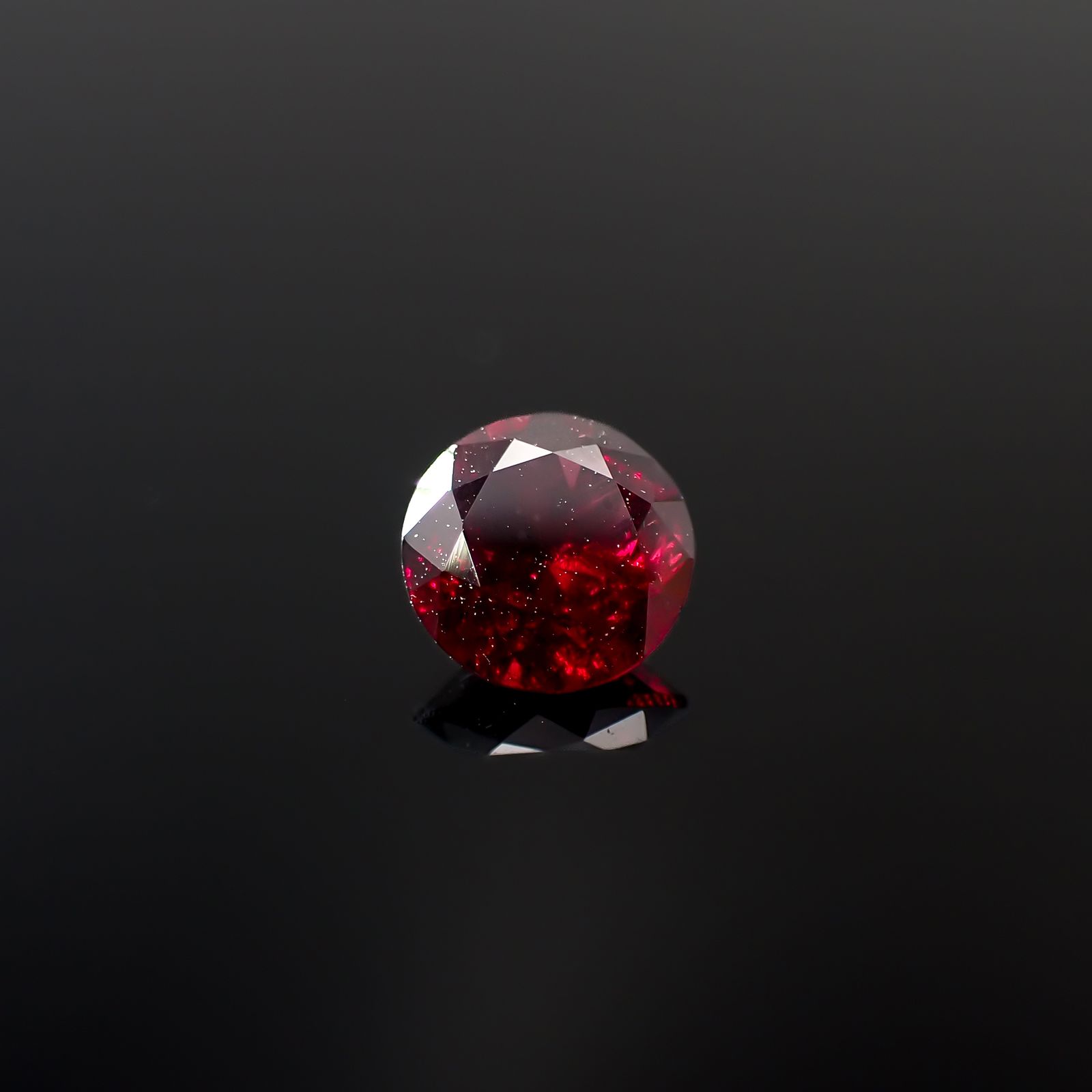 アントヒルガーネット(クロムパイロープガーネット) アメリカ・アリゾナ州産 0.84ct[240527834]6x5.9mm前後