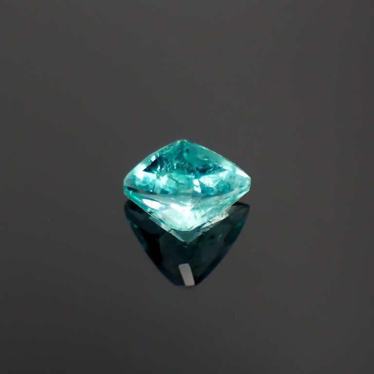 パライバトルマリン(宝石名トルマリン/別名パライバ・トルマリン)ブラジル・パライバ州バターリャ鉱山産 0.28ct 識別済[221018806]3.8x4.9mm前後