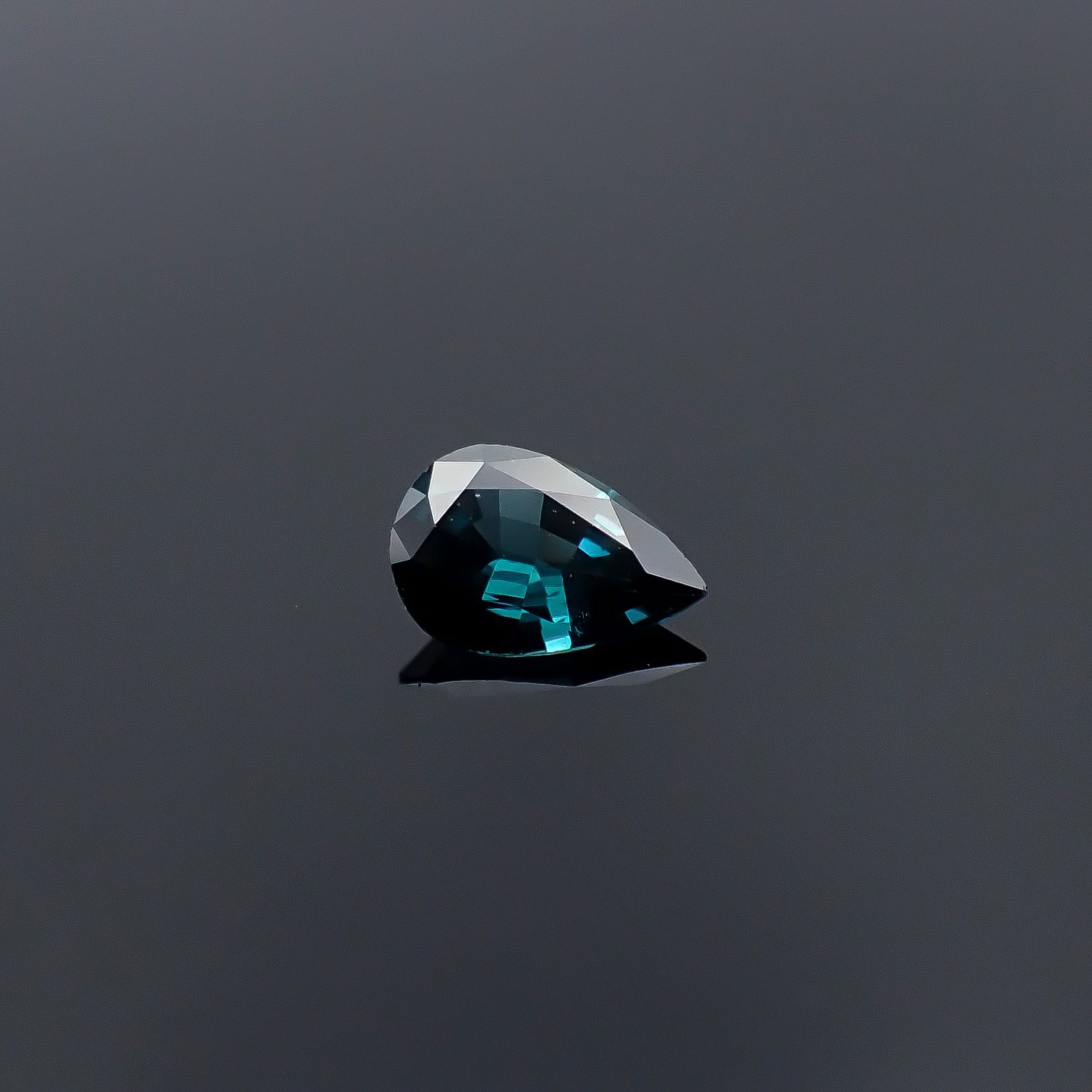 ベキリーブルーガーネット(宝石名パイロープ スペサルティン・ガーネット カラーチェンジ・タイプ)マダガスカル・ベキリー産 ソ付(彩珠) 0.357ct / 6.1x4.1mm前後 [251231538]