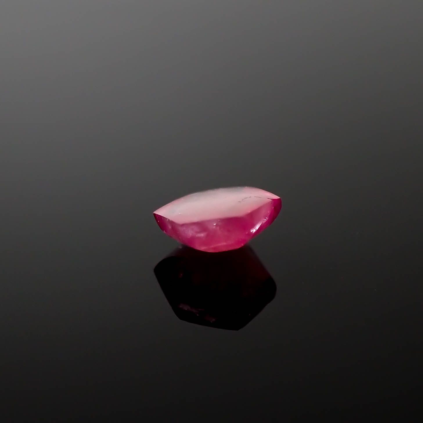 ◇バフカット◇レッドベリル/ピンクベリル アメリカ・ユタ州産 0.49ct[240326679]5.6x5.2mm前後