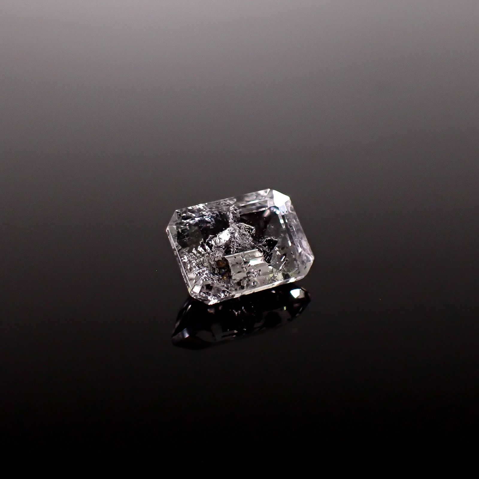 グラファイトインクォーツ ブラジル産 2.52ct / 9.6x7mm前後 [260331936]